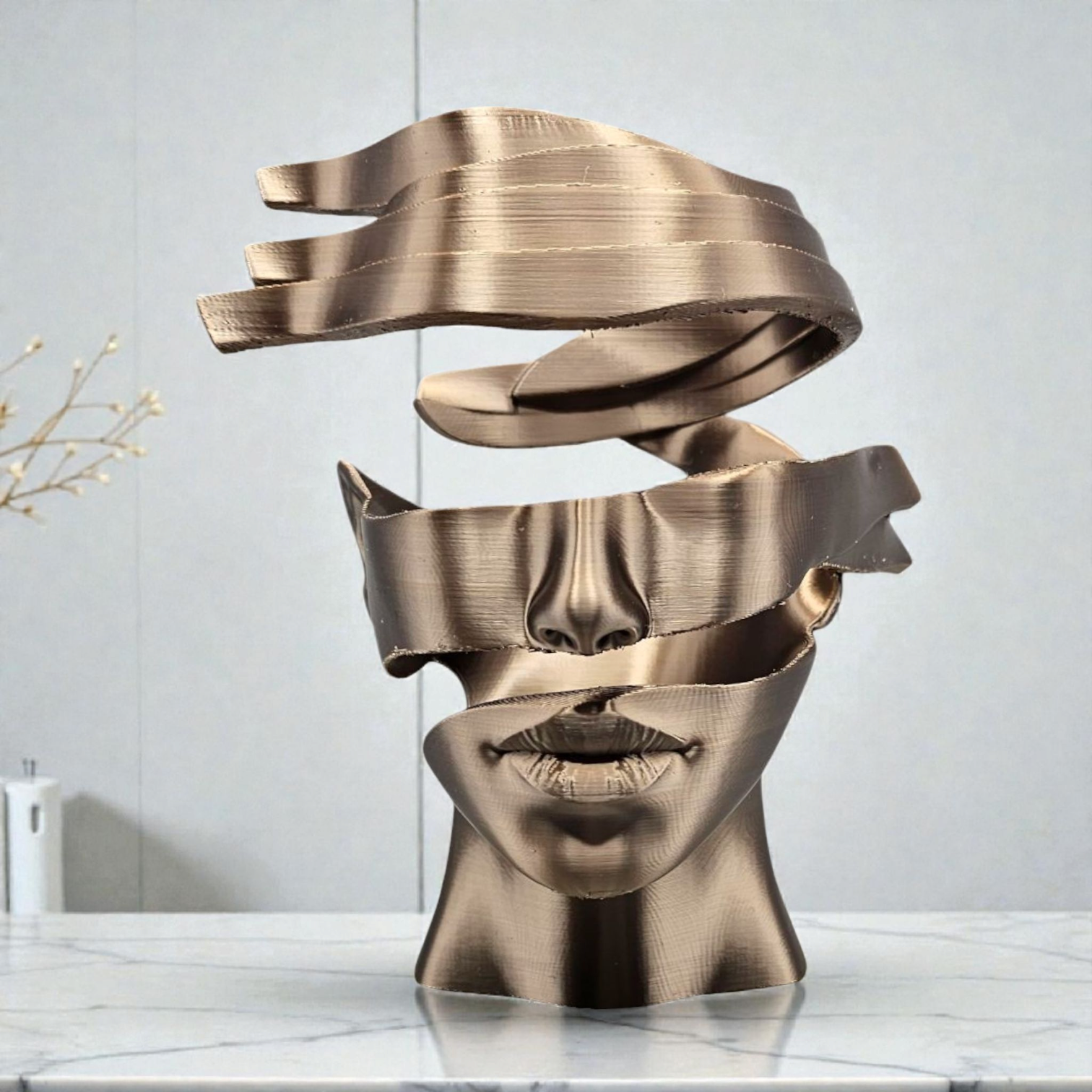 Een bronskleurige sculptuur van een menselijk gezicht, opgedeeld in zwevende horizontale lagen, tentoongesteld op een marmeren ondergrond.