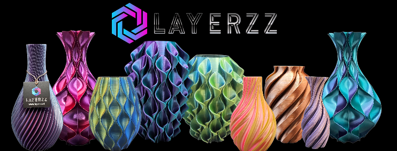 Een verzameling kleurrijke 3D-geprinte vazen tegen een zwarte achtergrond. Het Layerzz-logo staat bovenaan.