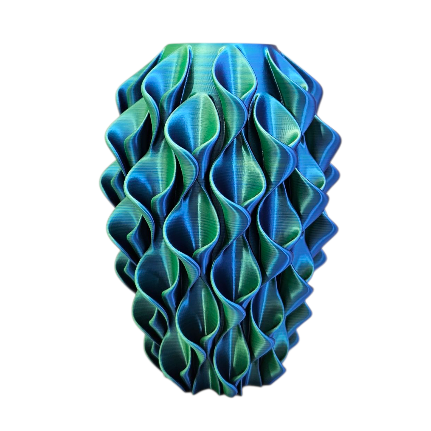 Een 3D-geprinte vaas met een herhalend, golvend verticaal patroon in een kleurovergang van blauw en groen.