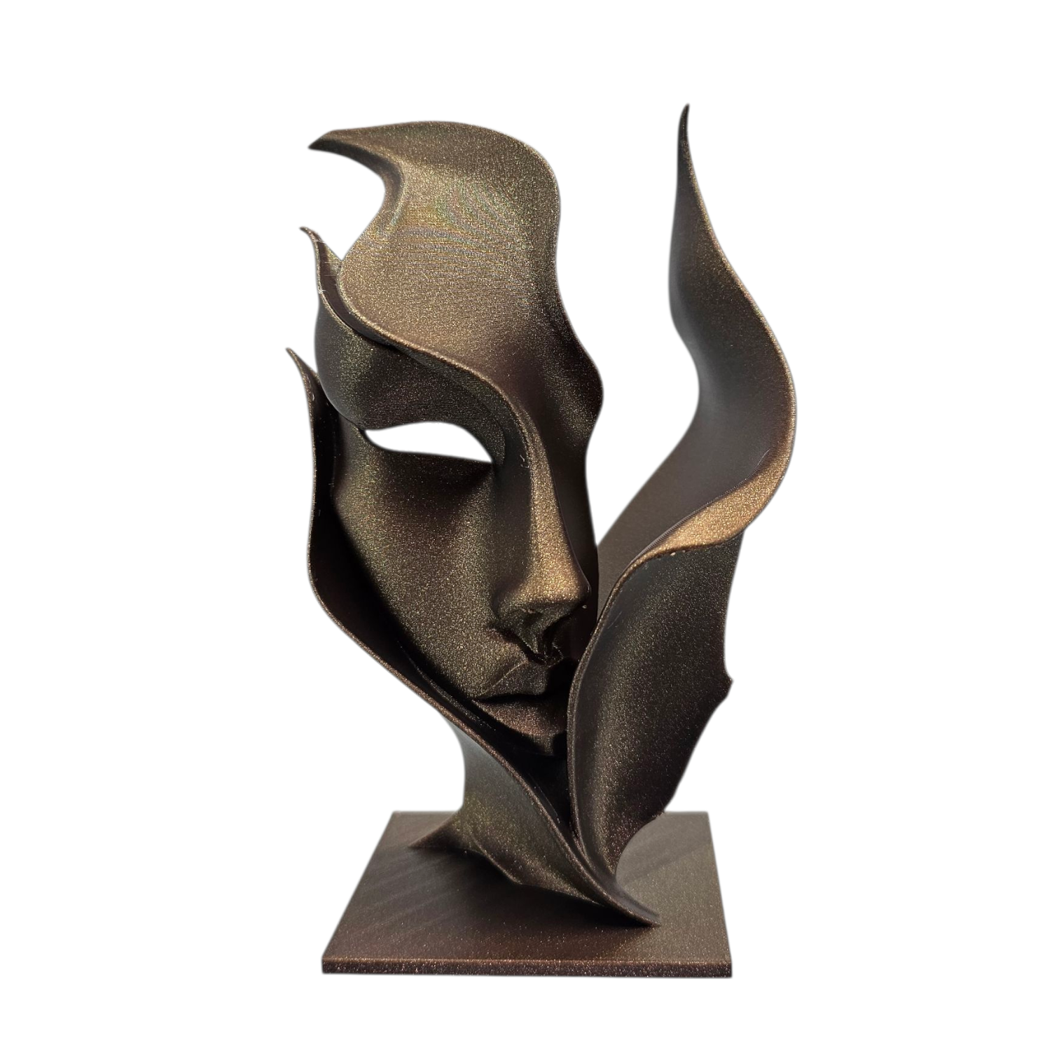 Een abstracte sculptuur in bronskleur, voorstellende een gezicht dat tevoorschijn komt uit gebogen, bloembladachtige vormen op een vierkante sokkel.