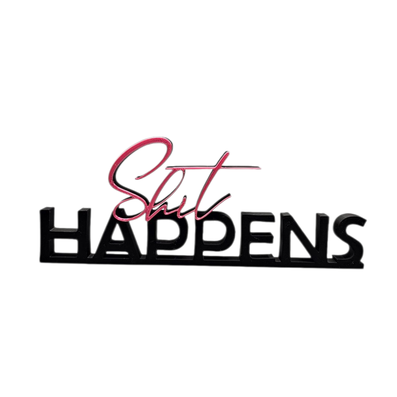 Een decoratief bord met het woord "SHIT" in roze sierletters boven het zwarte, in blokletters geschreven woord "HAPPENS".