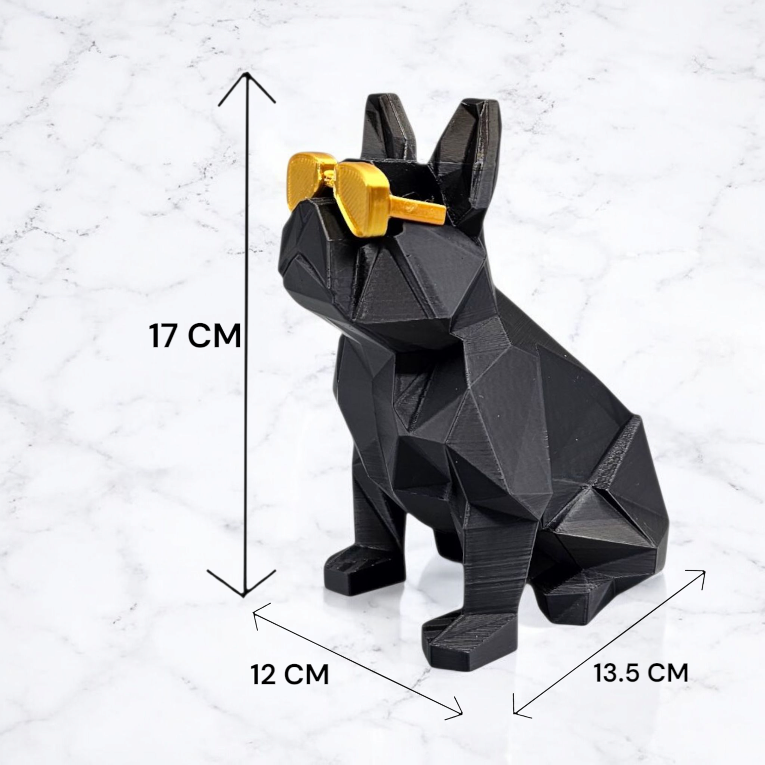 Een geometrisch, zwart beeld van een Franse bulldog met een gouden zonnebril, met afmetingen van 17 cm hoog, 12 cm breed en 13,5 cm diep.