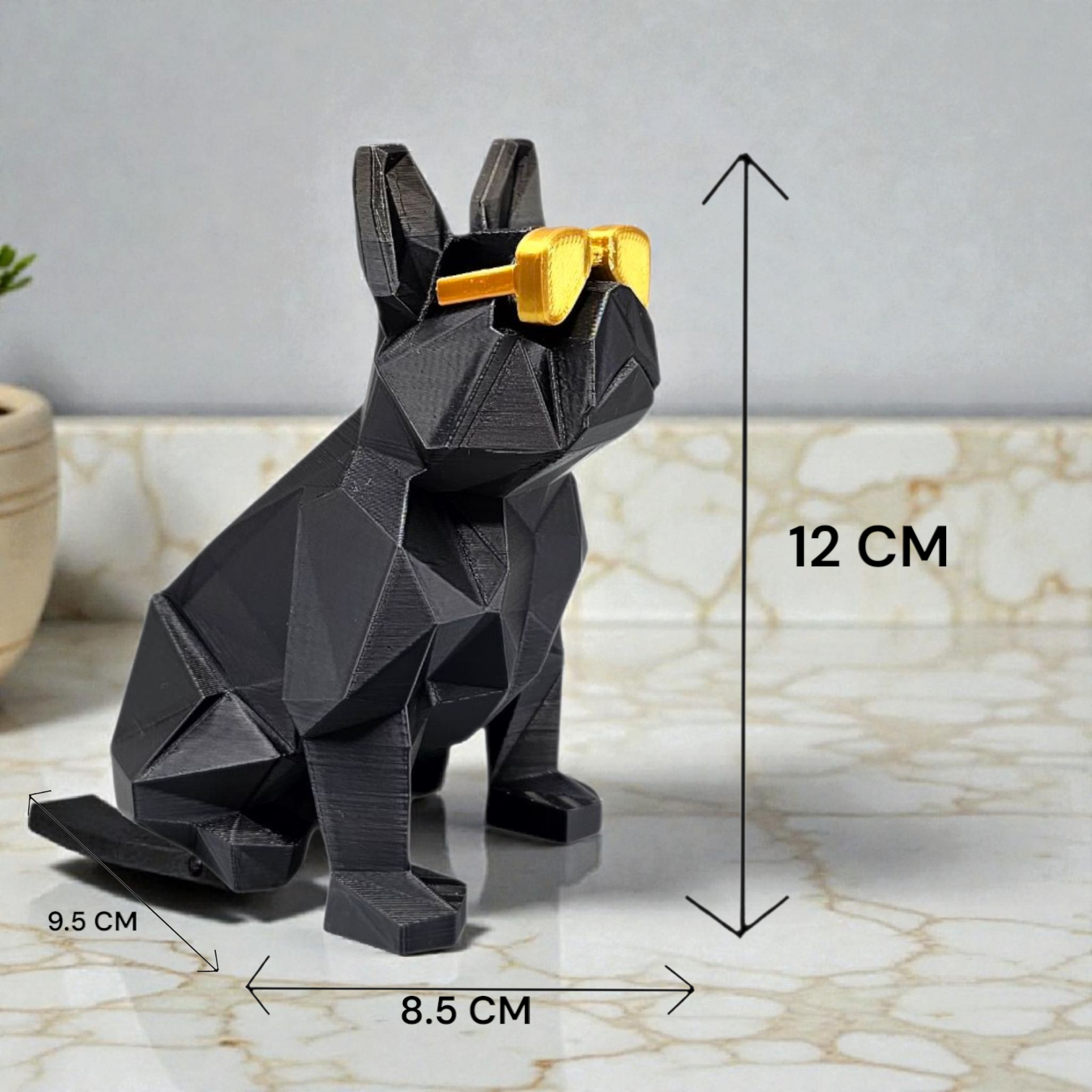 Een zwart, geometrisch vormgegeven beeld van een Franse bulldog met een gouden zonnebril, zittend op een marmeren ondergrond.
