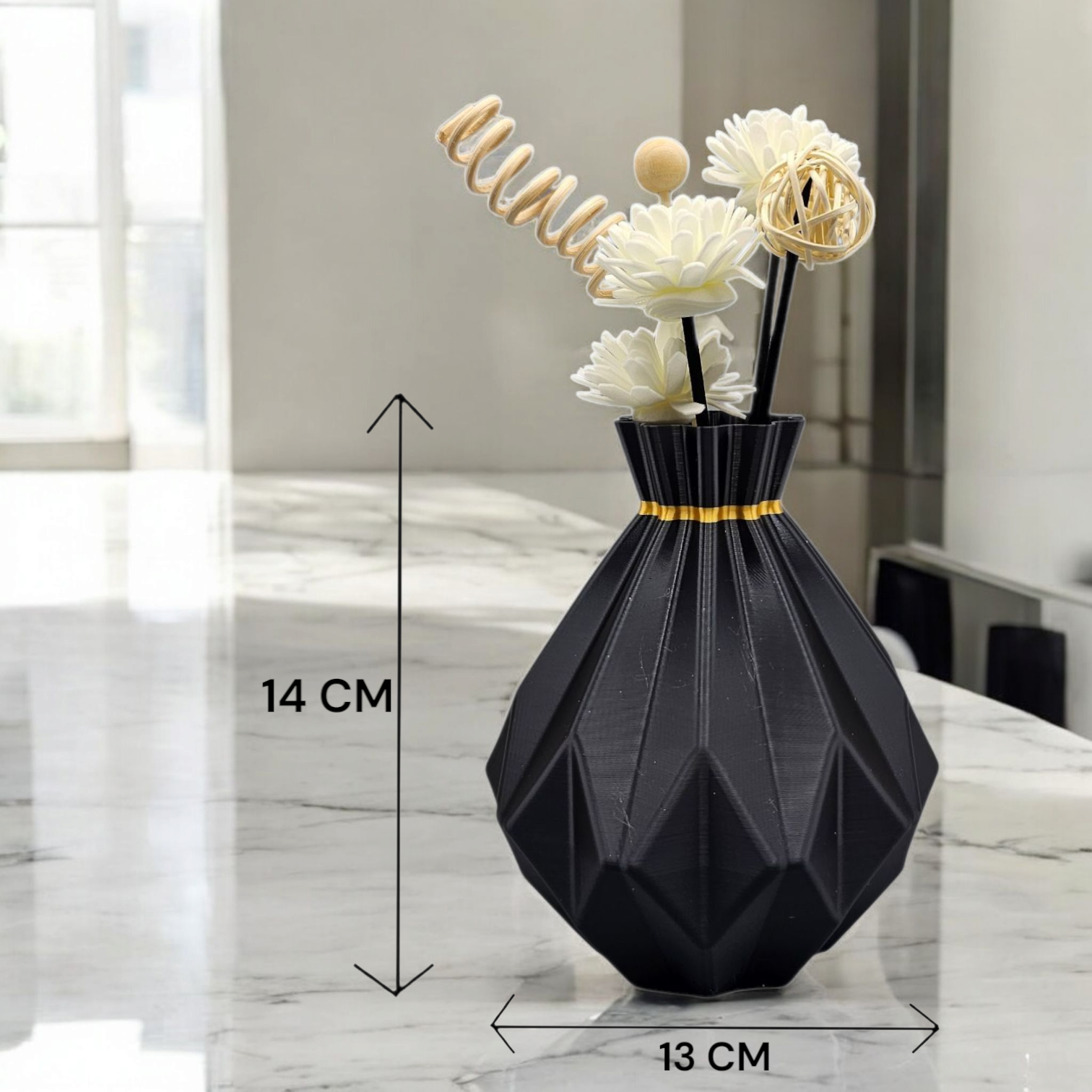 Een zwarte, geometrische keramische vaas met gouden rand, gevuld met decoratieve bloemen, met de afmetingen 14 cm en 13 cm erop vermeld.