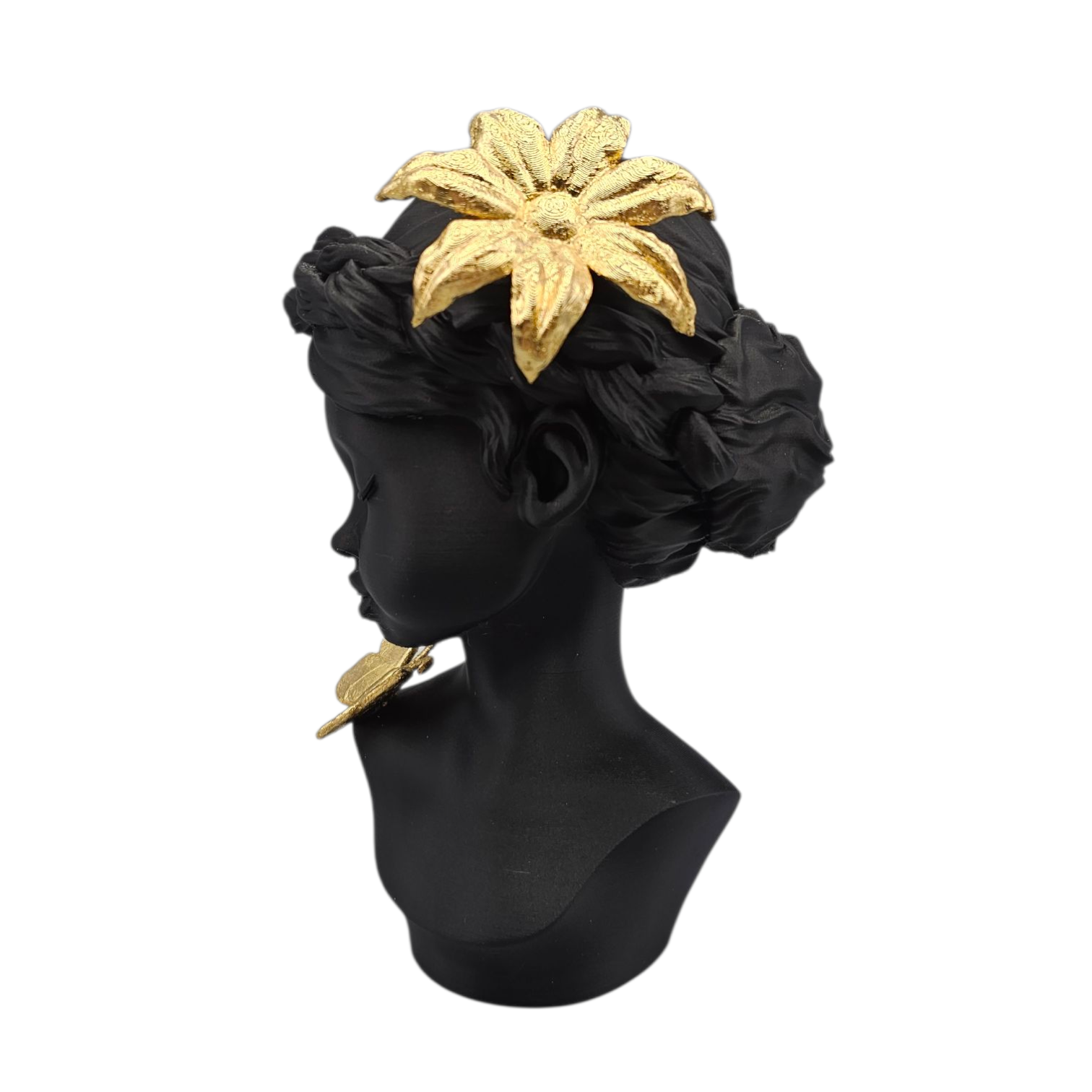 Een zwarte decoratieve buste met gouden vlinderaccenten, 18 cm hoog en 11 cm breed, tegen een marmeren achtergrond.