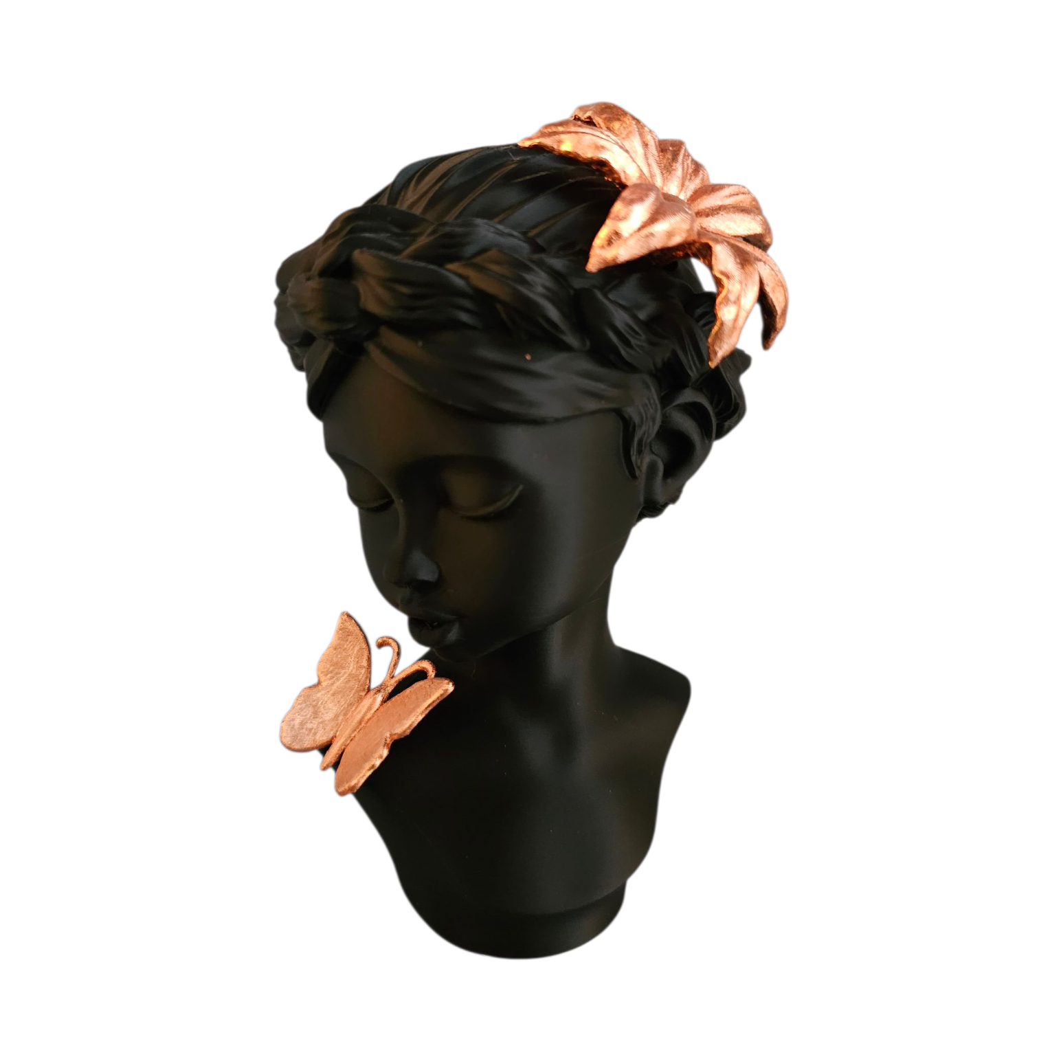 Een zwarte buste met een koperkleurig bloemaccessoire en een vlinder, met het opschrift