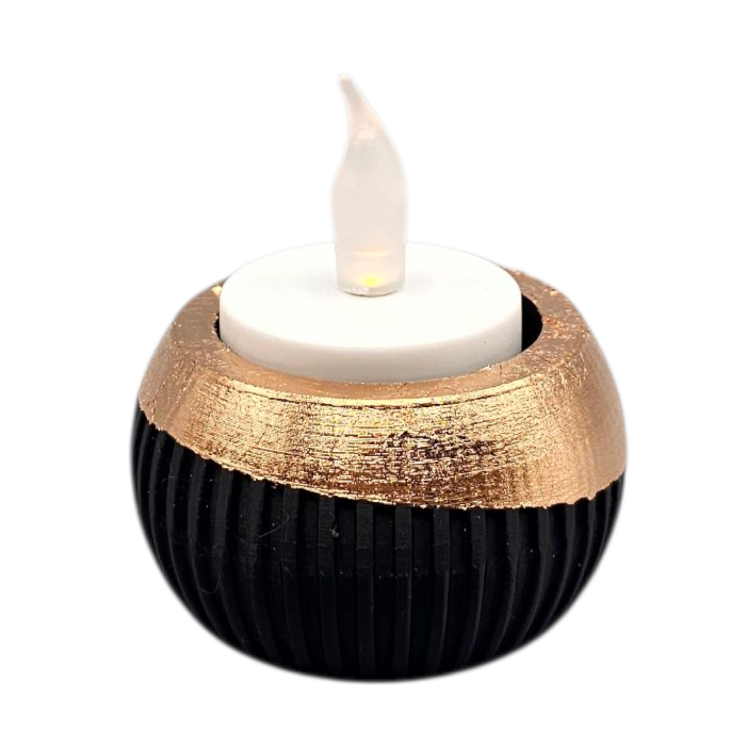 Een op batterijen werkend LED-theelichtje in een kleine, bolvormige houder met een zwarte, gestructureerde voet en een gouden rand.