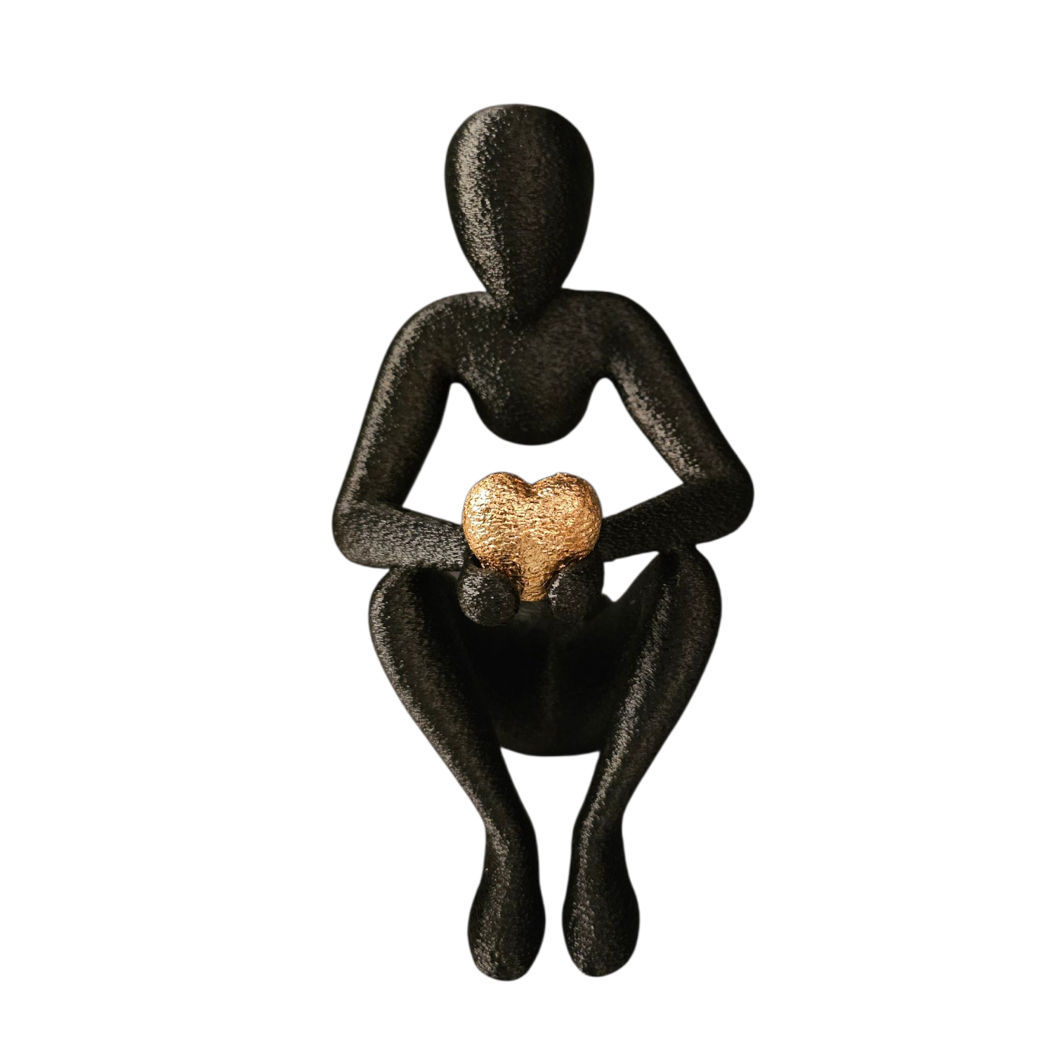 Op een zwart, rond dienblad staan een sculptuur met textuur in zwart-goud, een vaas met gedroogde bloemen en een klein brandend kaarsje.