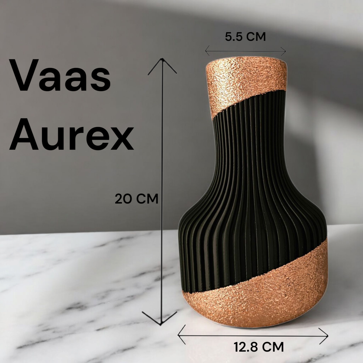 Een decoratieve vaas met een zwart geribbeld middengedeelte en een glinsterende bronzen boven- en onderkant, gemerkt met