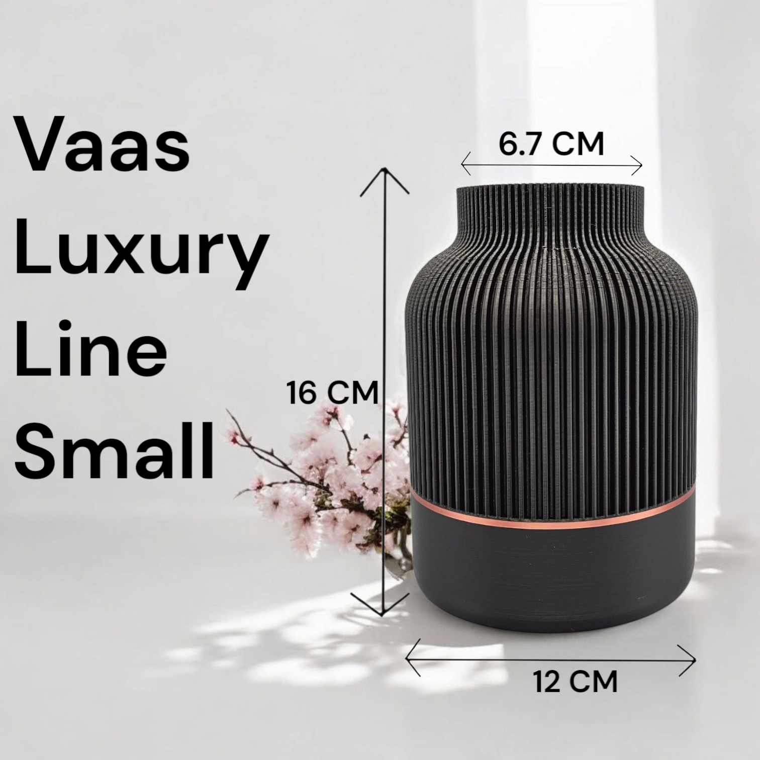 Zwarte geribbelde vaas met een koperen rand, 16 cm hoog, 12 cm breed, met een opening van 6,7 cm, tegen een witte achtergrond.