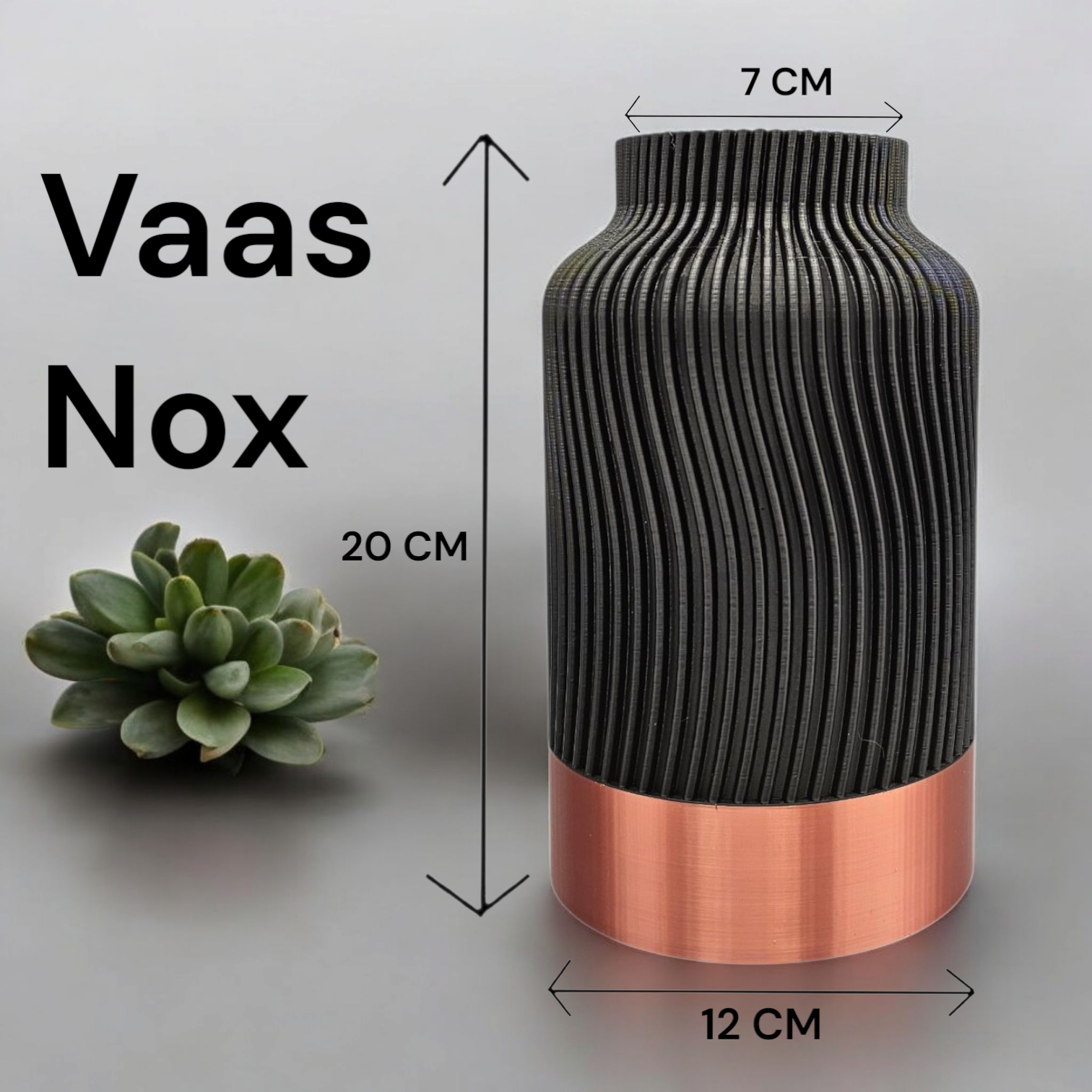 Een zwarte, gestructureerde vaas met een koperen voet staat op een houten ondergrond, gevuld met beige en bruin pampasgras.