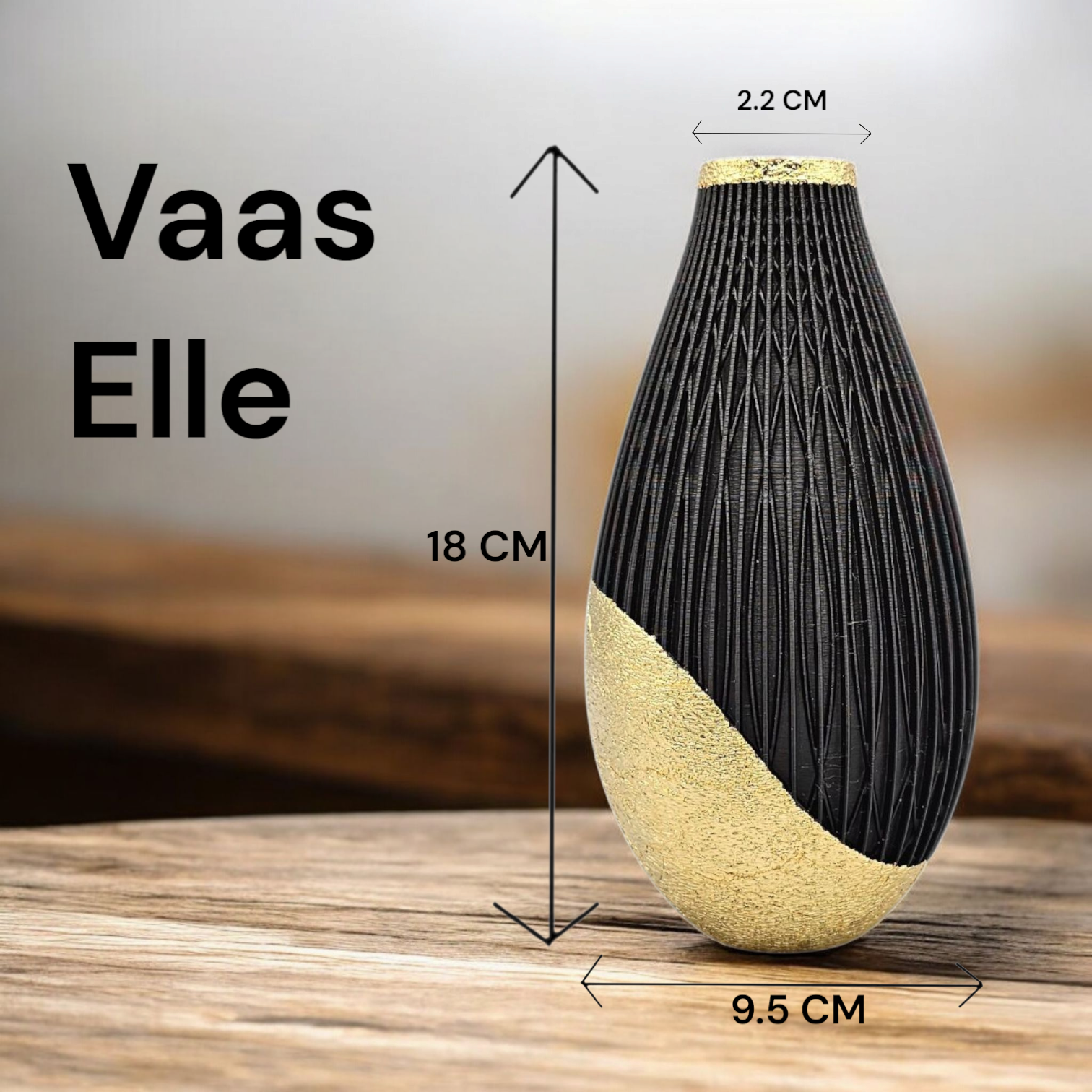 Een decoratieve vaas met een zwarte en gouden textuur staat op een houten ondergrond. De vaas is 18 cm hoog en 9,5 cm breed en de afmetingen zijn aangegeven.