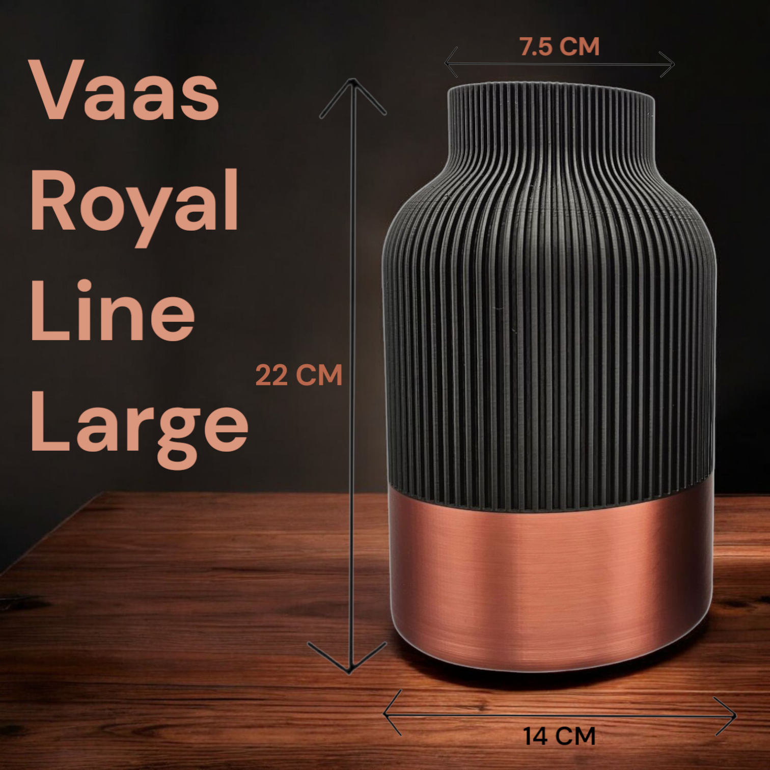 Een decoratieve tweekleurige vaas met een geribbelde zwarte bovenkant en een gladde koperen voet, met het opschrift "Vaas Royal Line Large".
