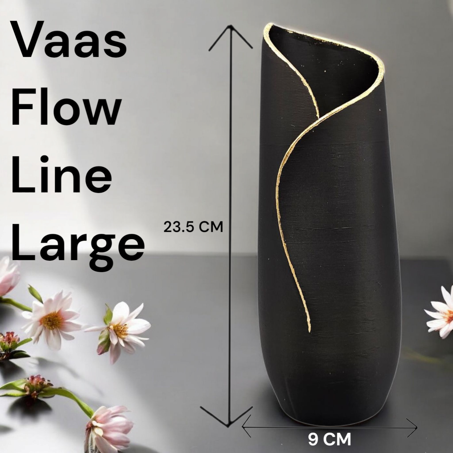 Een zwarte, moderne vaas met een spiraalvormig ontwerp en een gouden rand bevat een arrangement van gedroogde bloemen op een houten tafel in een woonkamer.