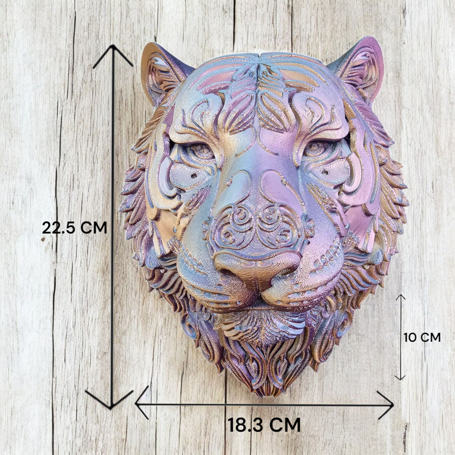 Een 3D-sculptuur van een tijgerkop met ingewikkelde, gelaagde patronen in iriserende tinten paars, roze en turquoise.