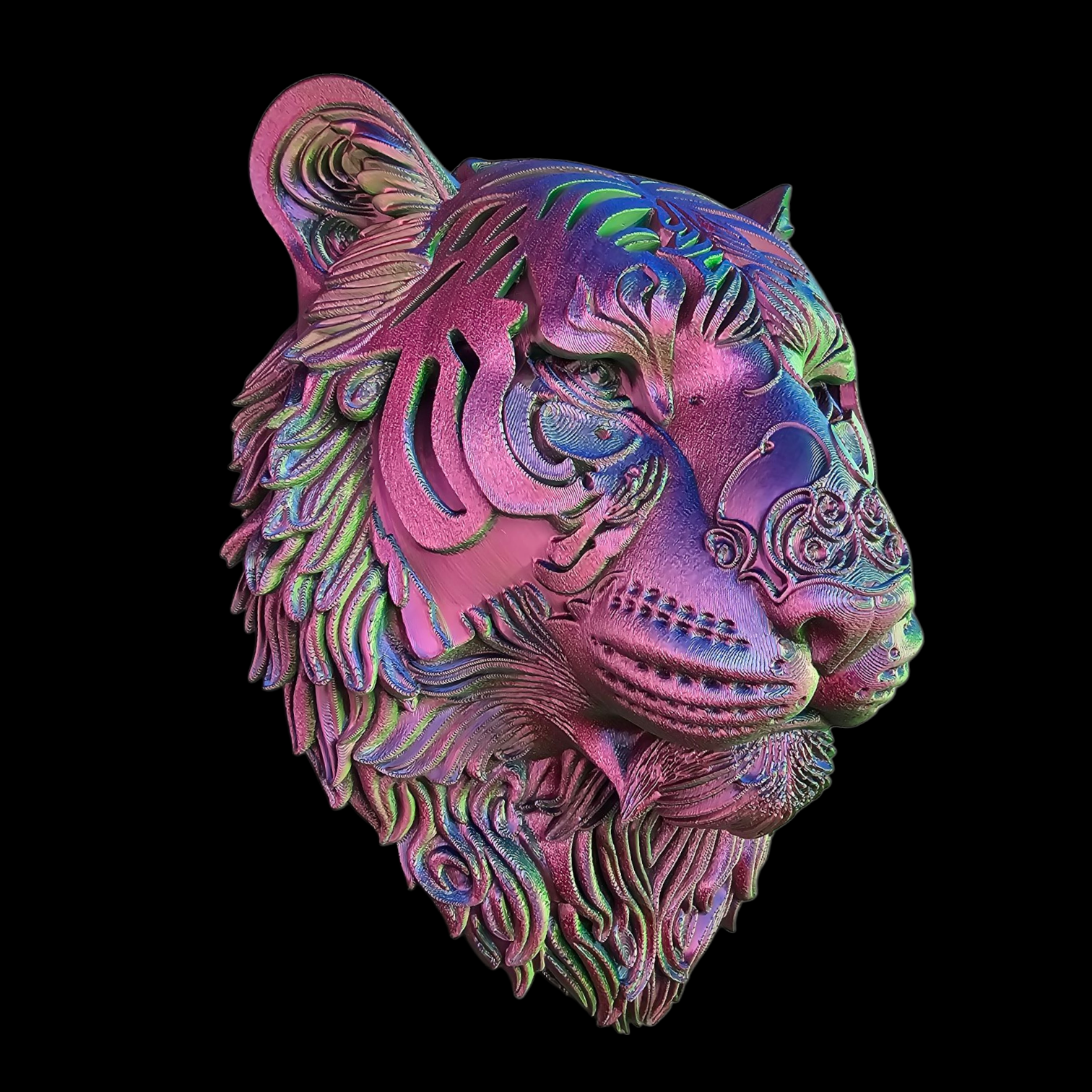 Een 3D-sculptuur van een tijgerkop met ingewikkelde, gelaagde patronen in iriserende tinten paars, roze en turquoise.