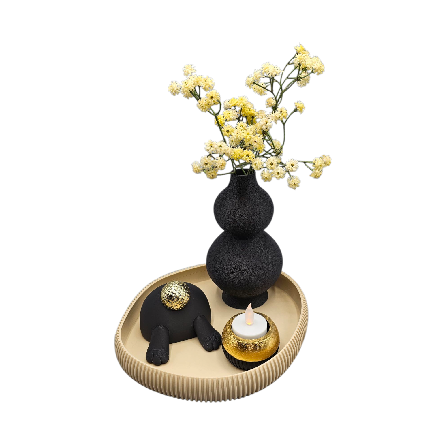 Een paastafelstuk met een zwarte vaas gevuld met bloemen, een ornament in de vorm van een konijn en een kaars op een rond dienblad.