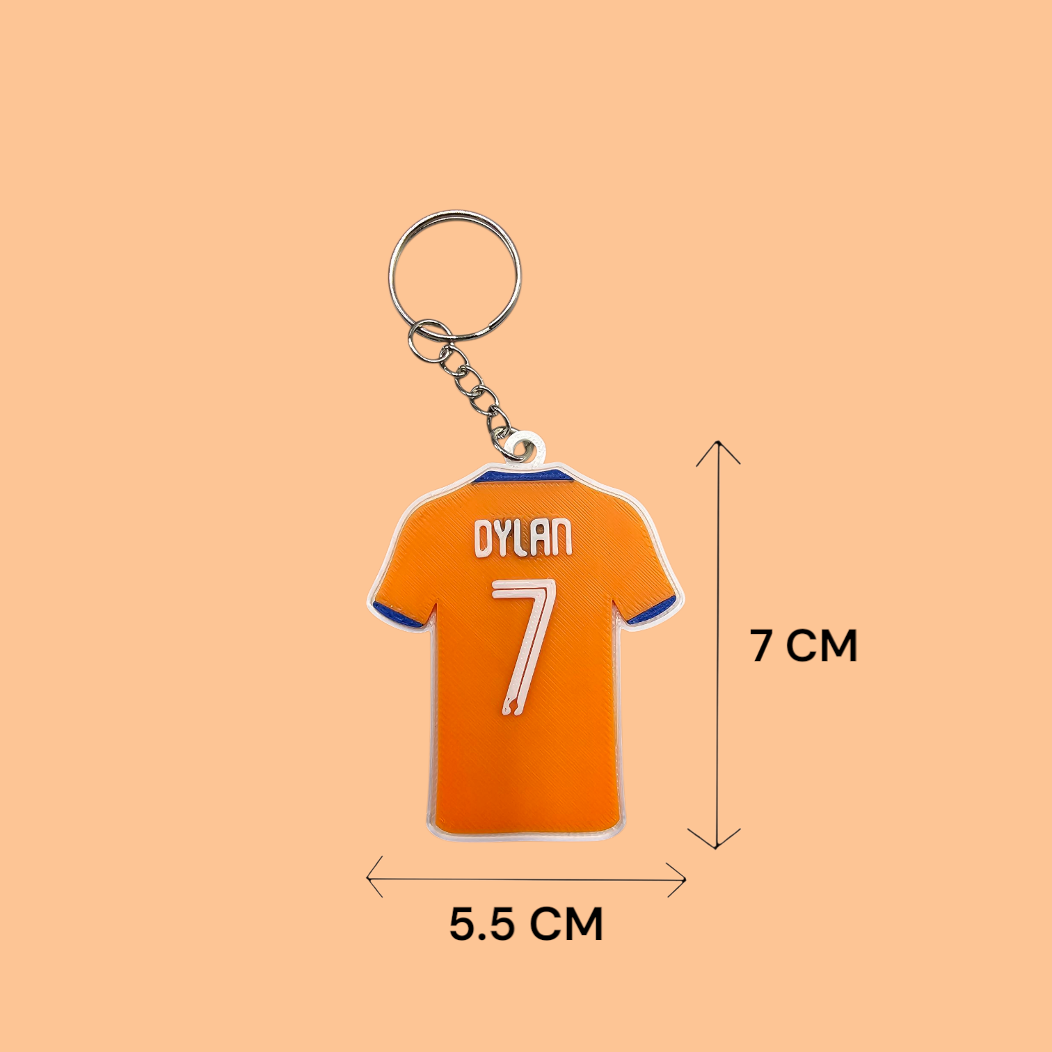 Een oranje, shirtvormige sleutelhanger met de naam