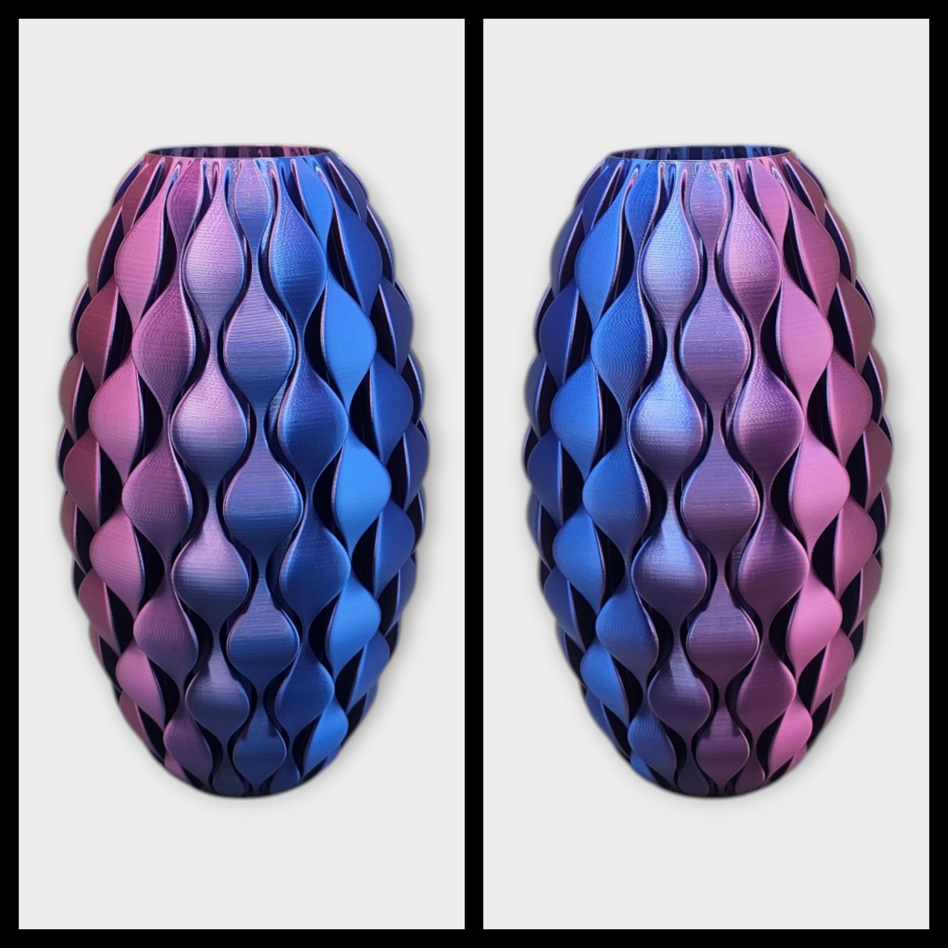 Twee identieke, ovale, 3D-geprinte vazen met een metallic, iriserend blauw en paars golvend geometrisch patroon.
