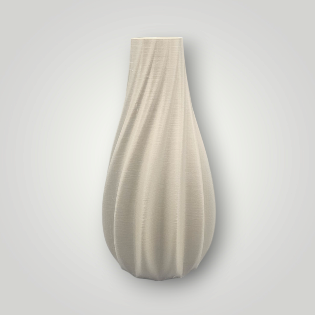 Een lichtbeige, vaasvormig 3D-geprint object met een spiraalvormige, geribbelde textuur, geplaatst tegen een effen grijze achtergrond.