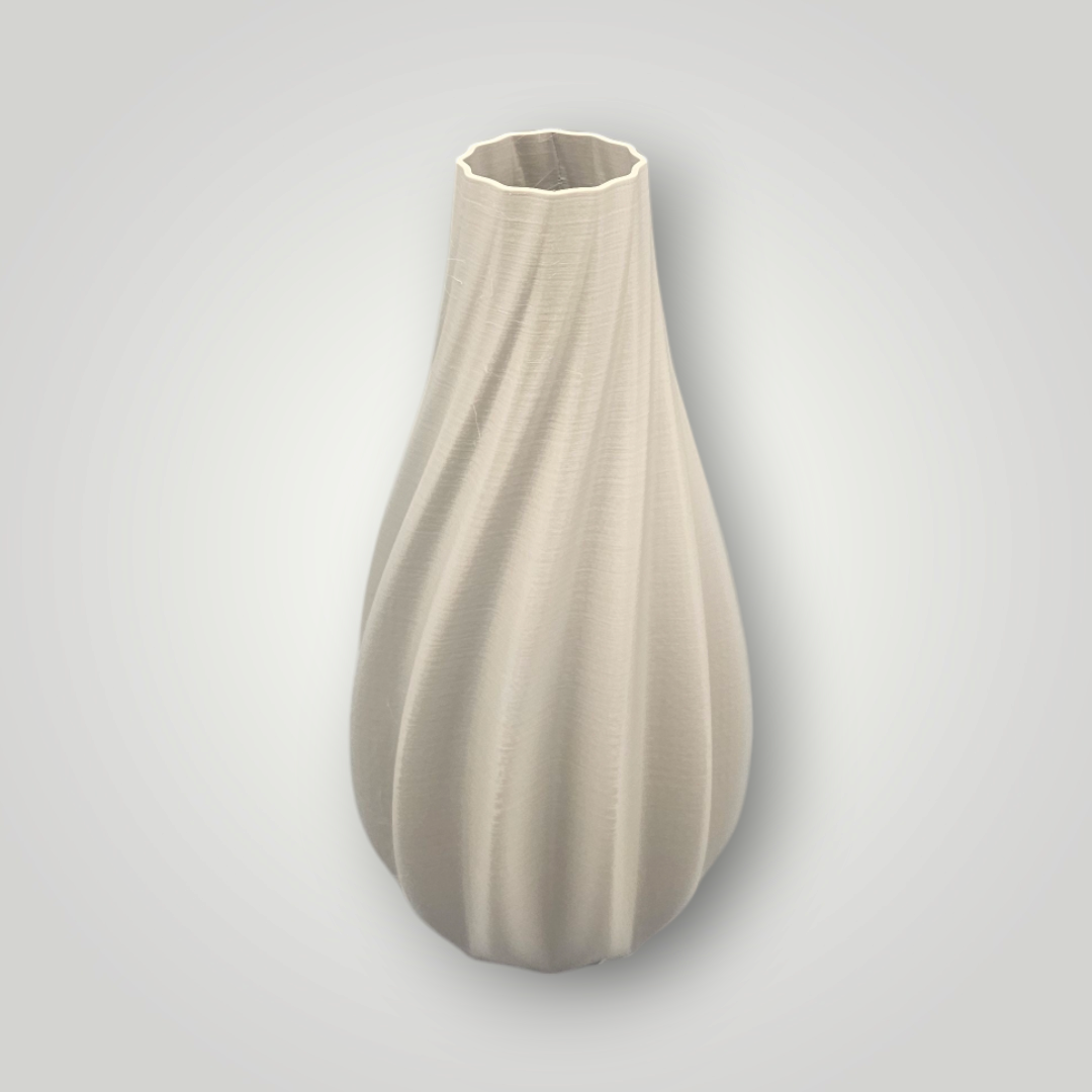 Een moderne, lichtbeige vaas met een decoratieve, spiraalvormige, geribbelde textuur, geplaatst tegen een effen, lichtgrijze achtergrond.
