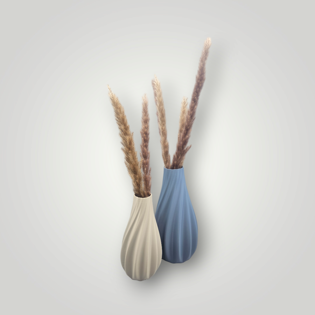 Een lichtblauwe, 3D-geprinte vaas met een verticaal geribbelde, spiraalvormige textuur op een effen witte achtergrond.
