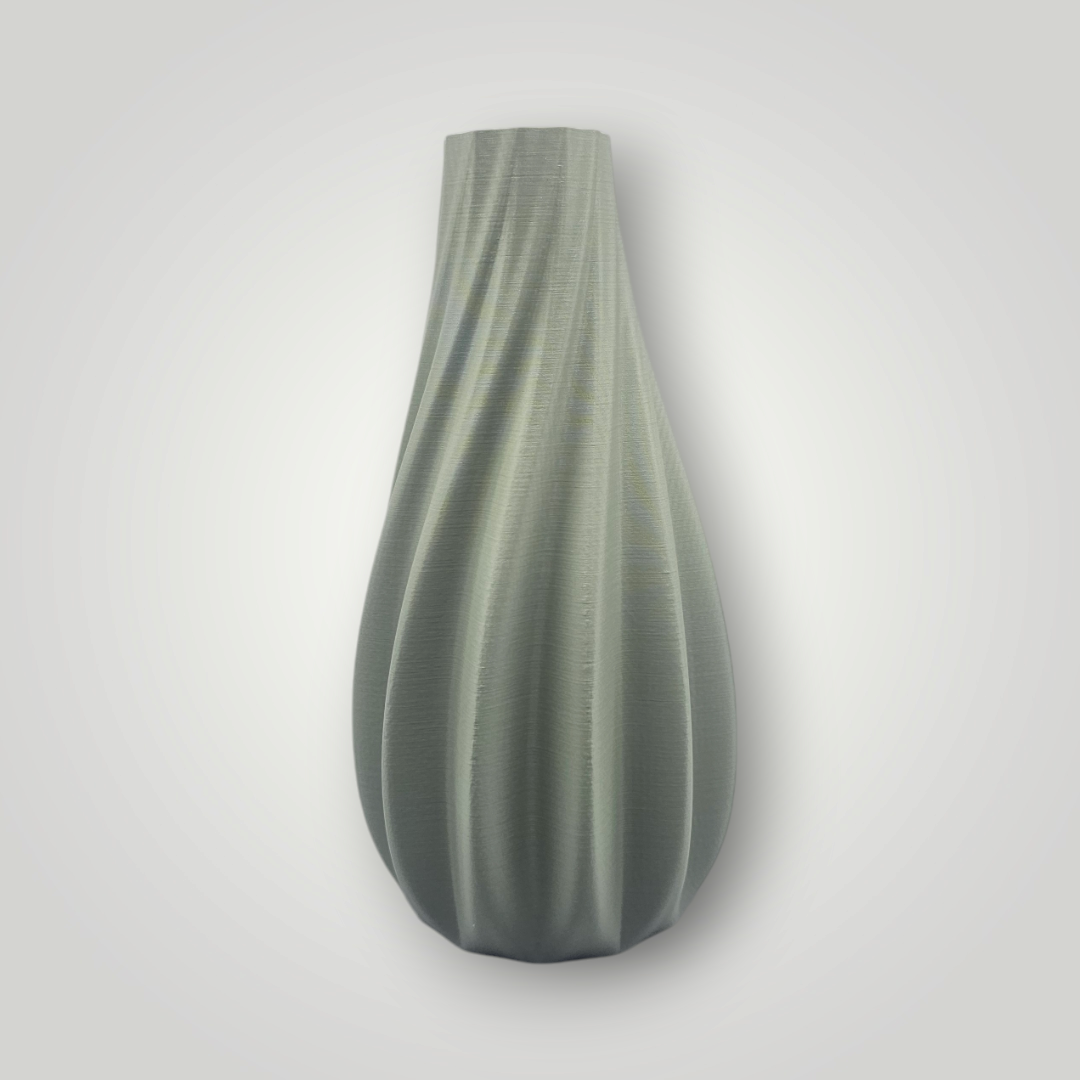 Een grijze, 3D-geprinte vaas met een afgerond, bolvormig lichaam en een verticaal, spiraalvormig ribbelpatroon.