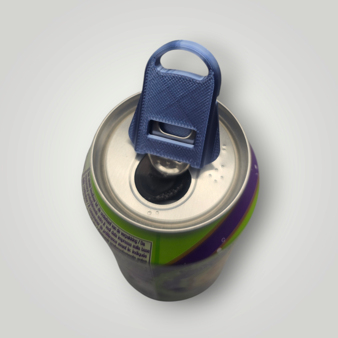 Een blauw, 3D-geprint plastic lipverlenger die aan het metalen lipje van een open frisdrankblikje is bevestigd.
