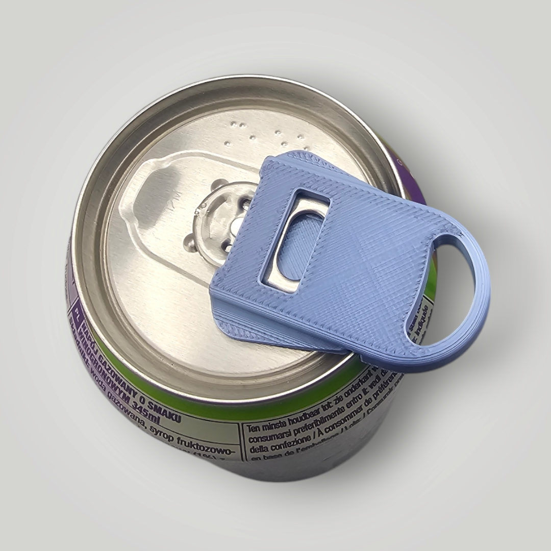 Een blauw, 3D-geprint plastic lipverlenger die aan het metalen lipje van een open frisdrankblikje is bevestigd.