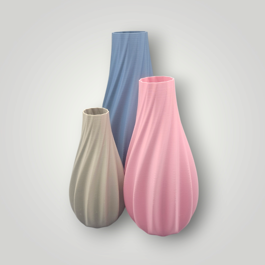 Een lichtbeige, vaasvormig 3D-geprint object met een spiraalvormige, geribbelde textuur, geplaatst tegen een effen grijze achtergrond.