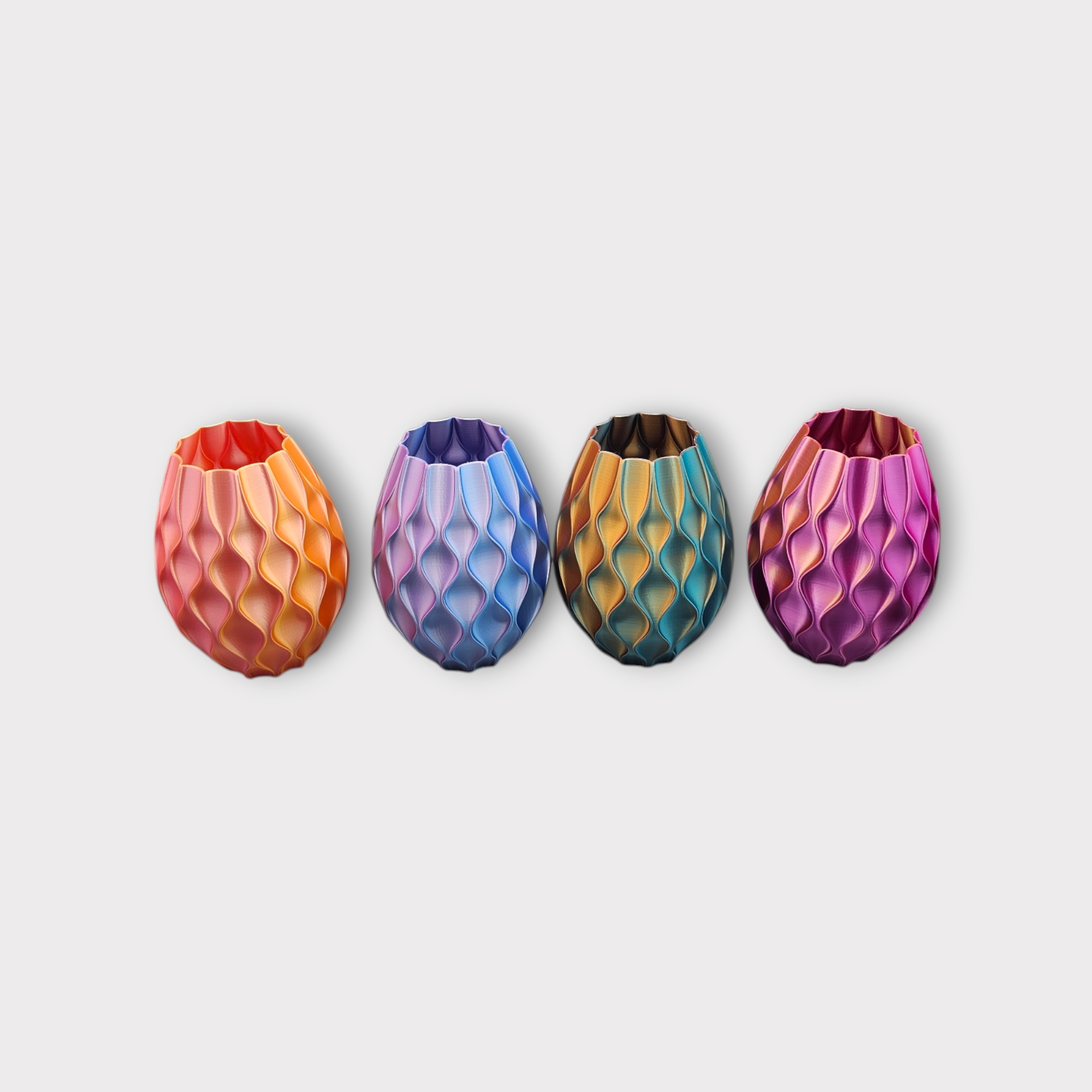 Een decoratieve, druppelvormige vaas met een verticaal, golvend patroon en een iriserende kleurovergang van blauw naar paars.