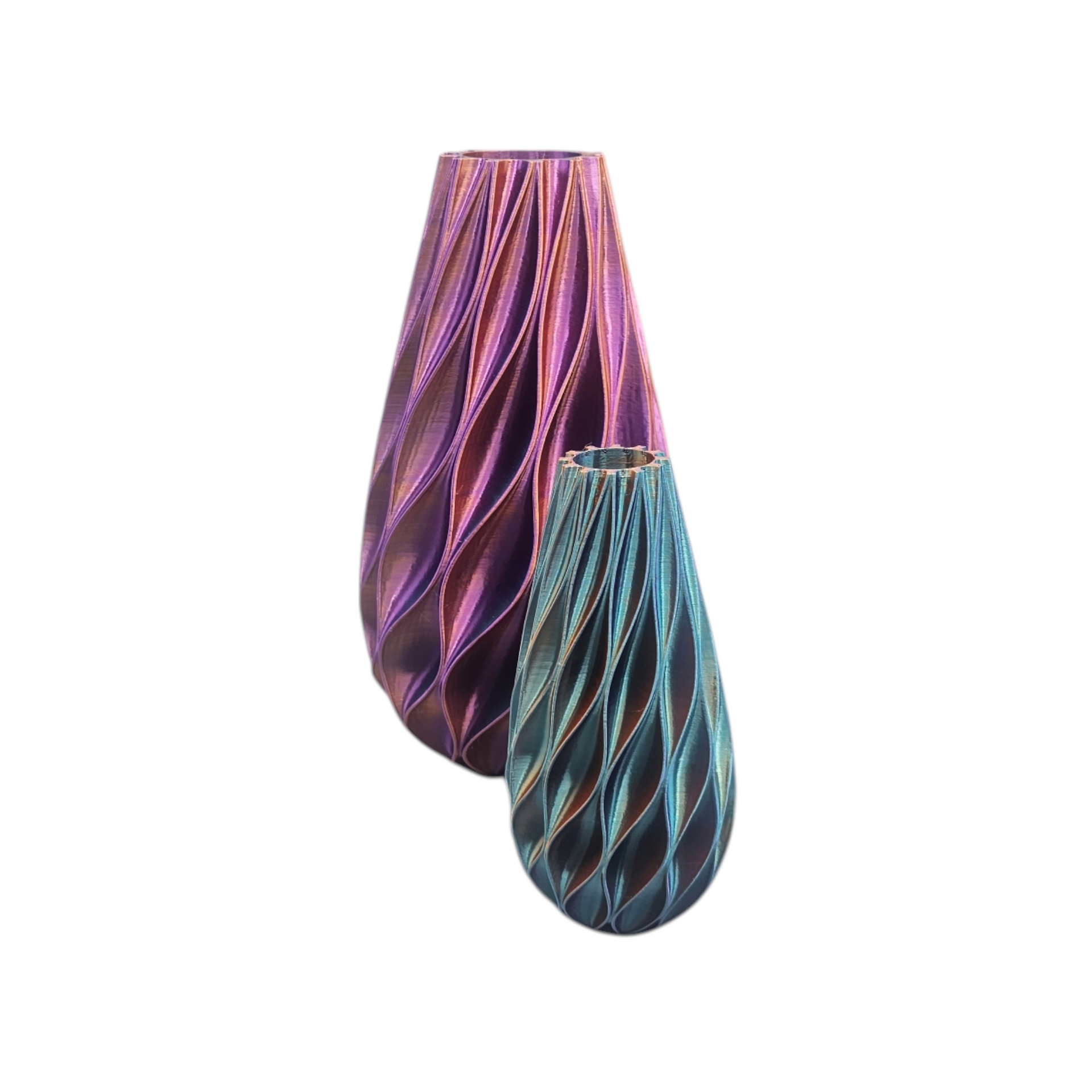 Twee 3D-geprinte vazen met spiraalvormige, bladachtige texturen; de ene is iriserend paars en de andere metallic turquoise.