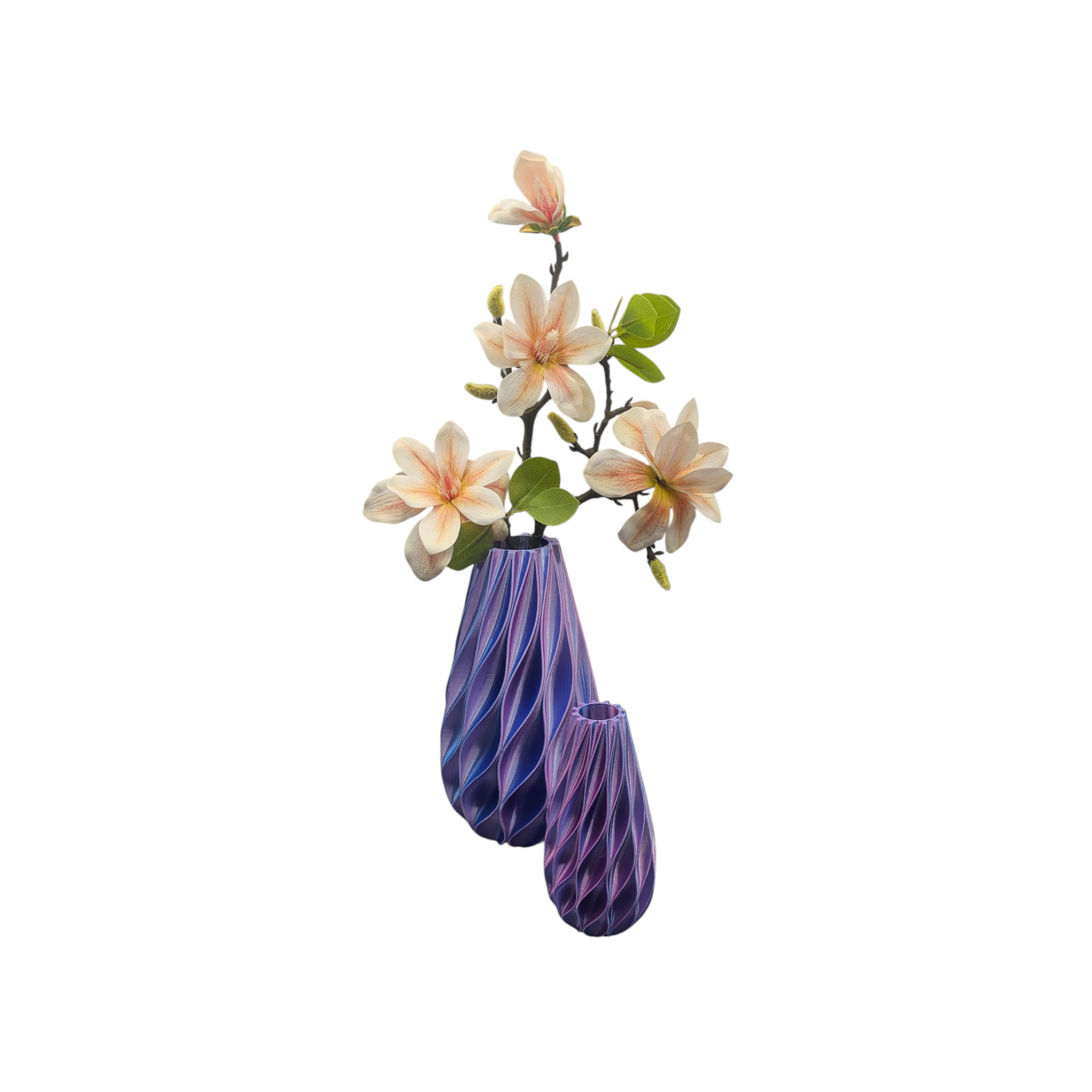 Een tak met lichtroze magnoliabloemen in twee paarse, druppelvormige vazen met een bijzondere textuur.