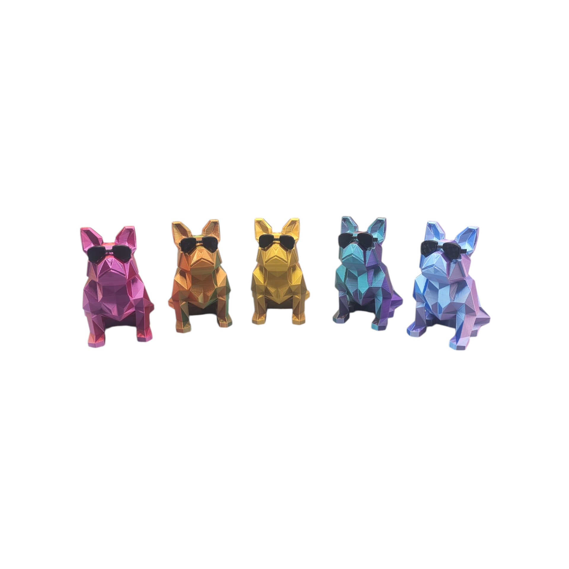 Twee geometrische, low-poly beelden van Franse bulldogs met zwarte zonnebrillen, een grote en veelkleurige, een kleine en roze.