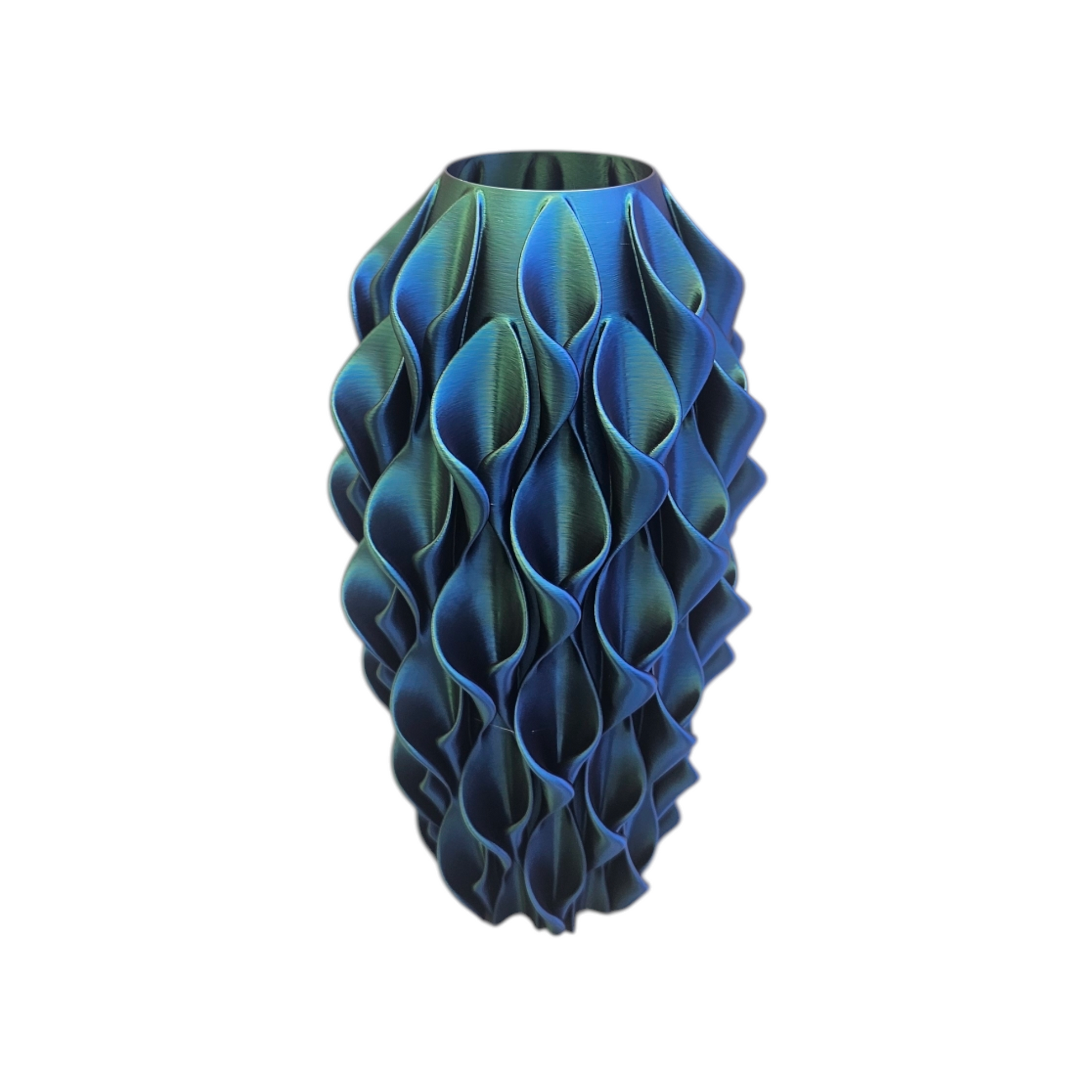 Een vaas met een ingewikkelde, geplooide, bladachtige textuur in iriserende tinten blauw en turquoise.