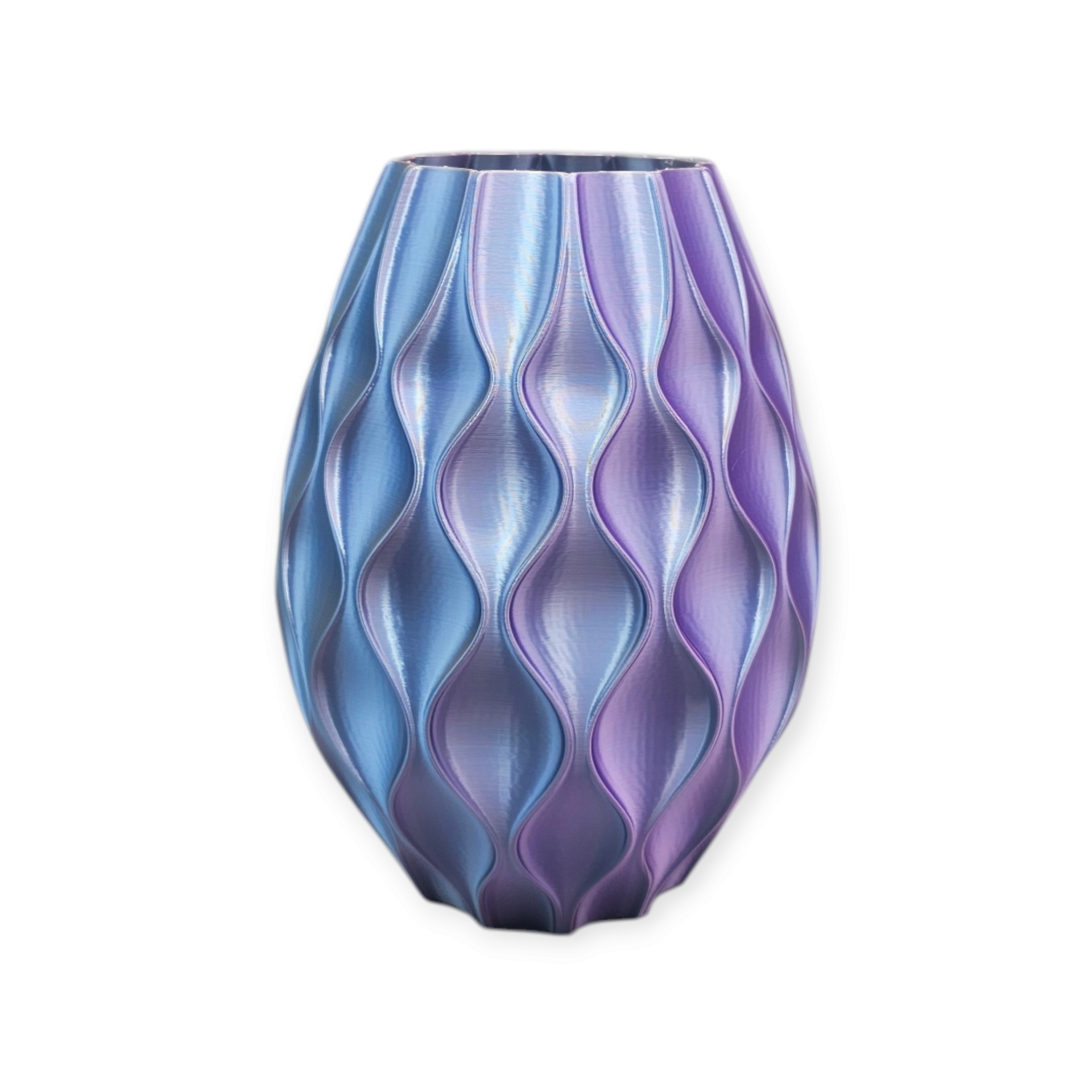 Een decoratieve, druppelvormige vaas met een verticaal, golvend patroon en een iriserende kleurovergang van blauw naar paars.