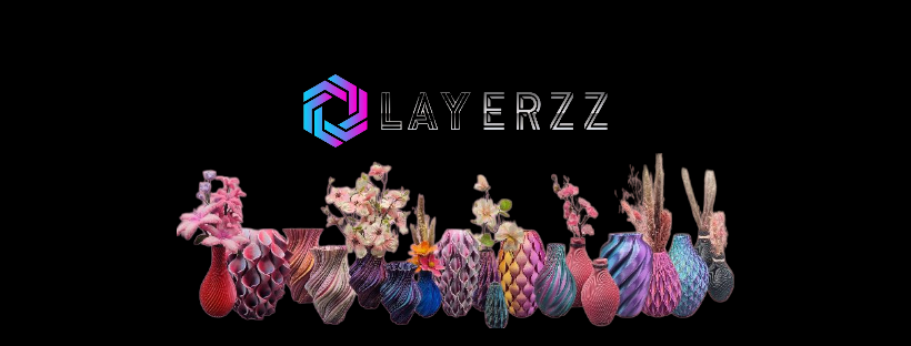 Het Layerzz-logo met kleurrijke geometrische vormen en tekst boven vazen met bloemen. Zwarte achtergrond.