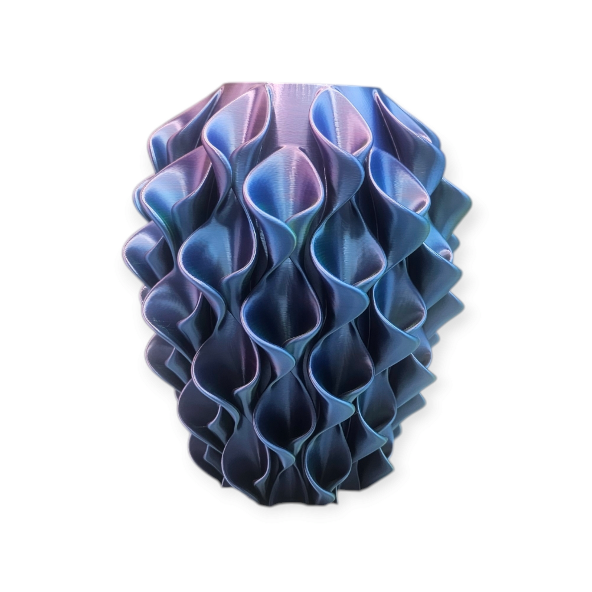 Een 3D-geprinte vaas met een herhalende, gegolfde textuur in iriserende tinten metallic blauw en paars.