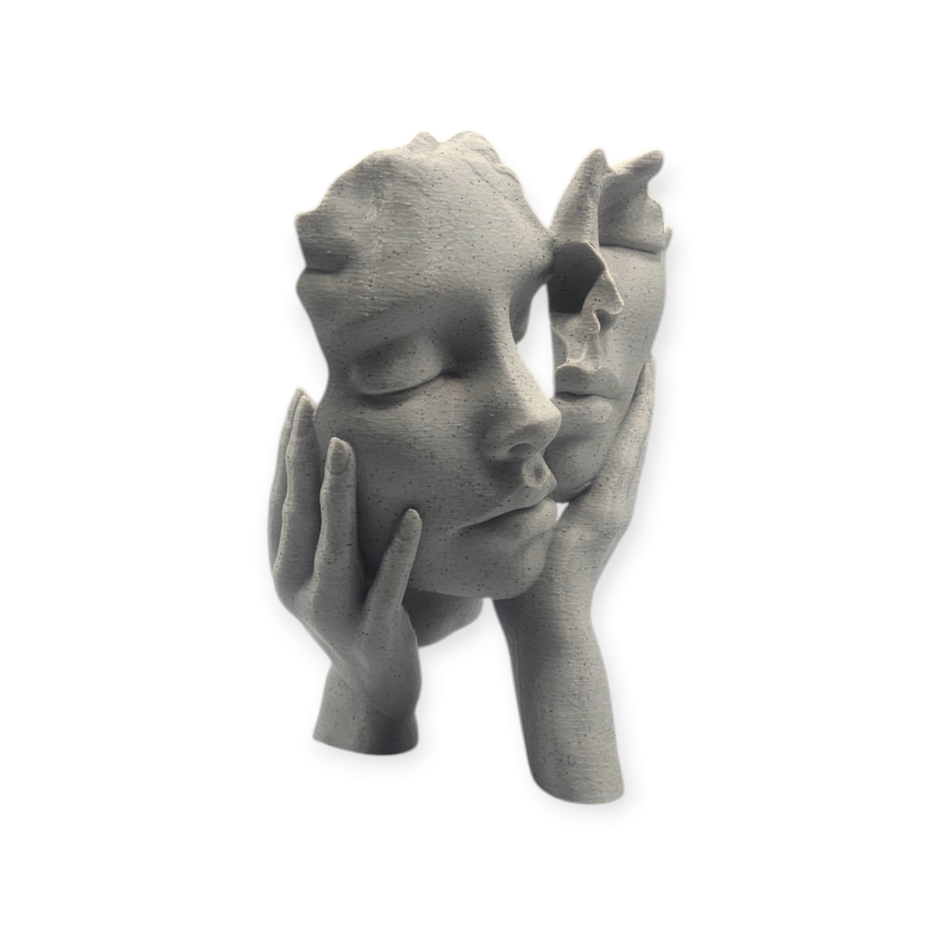 Een sculptuur met steenstructuur van twee gezichten die door handen worden vastgehouden, tentoongesteld op een wit marmeren oppervlak tegen een witte achtergrond.