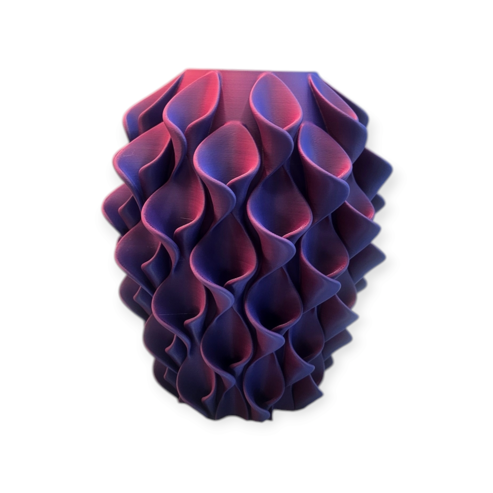 Een 3D-geprinte vaas met een herhalend, verticaal, golvend bloemblaadjespatroon in een kleurovergang van donkerblauw naar felroze.