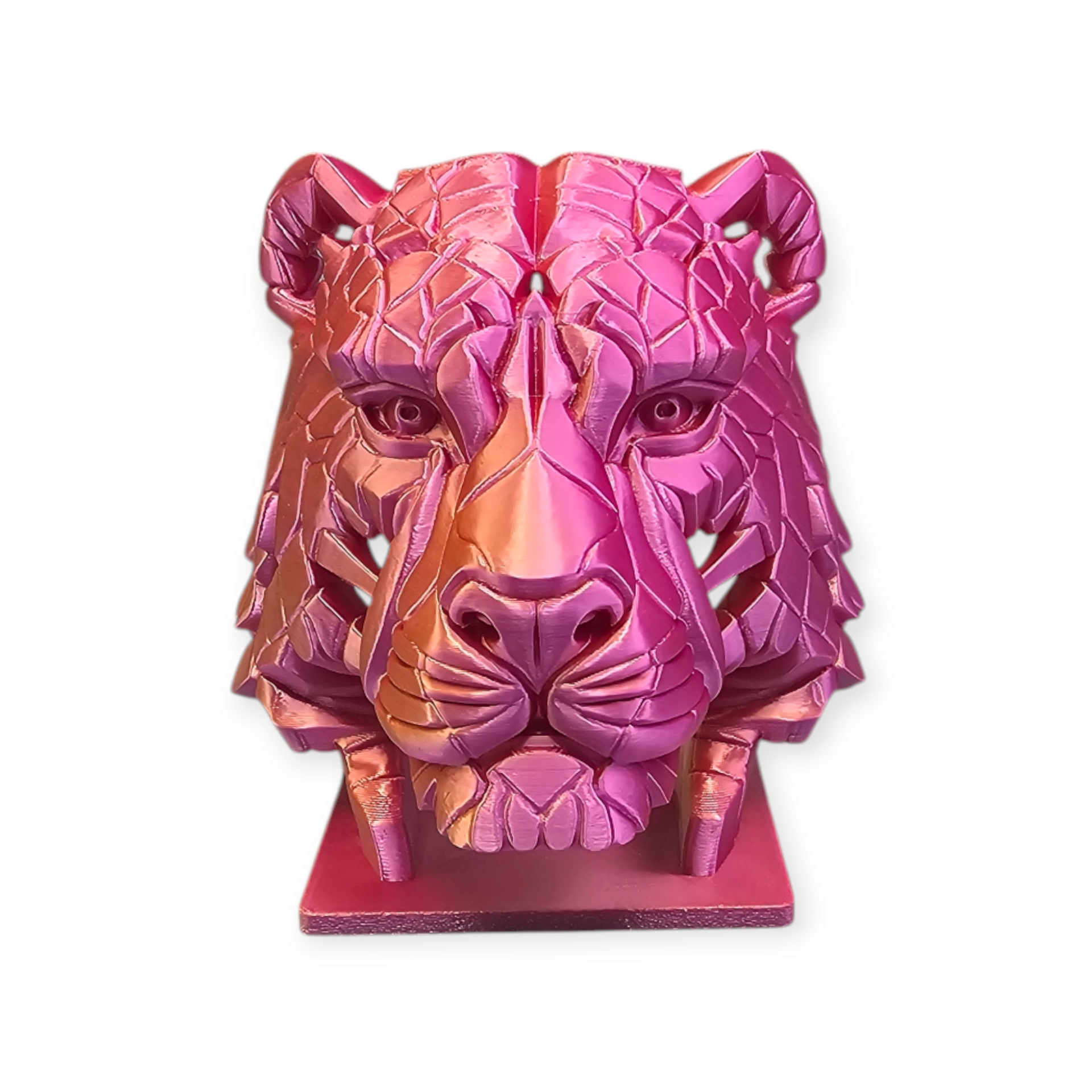 Een 3D-geprinte geometrische buste van een tijgerkop in een levendige, metallic roze en oranje kleurovergang, geplaatst op een bijpassende vierkante sokkel.