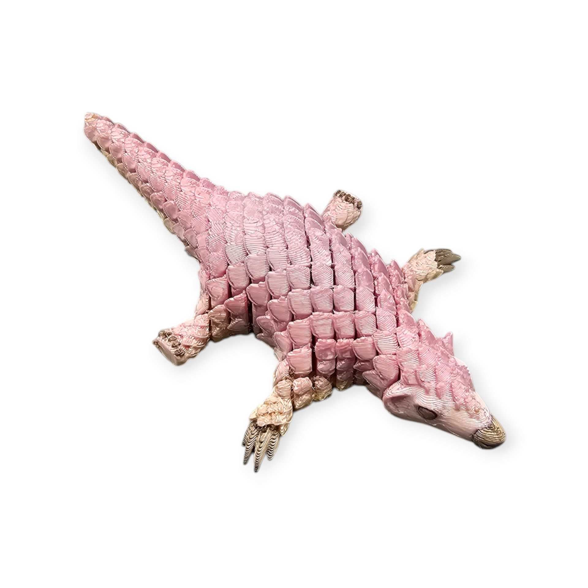 Een roze, beweegbare speelgoedkrokodil of -alligator, gemaakt van kleine, in elkaar grijpende segmenten, tegen een witte achtergrond.