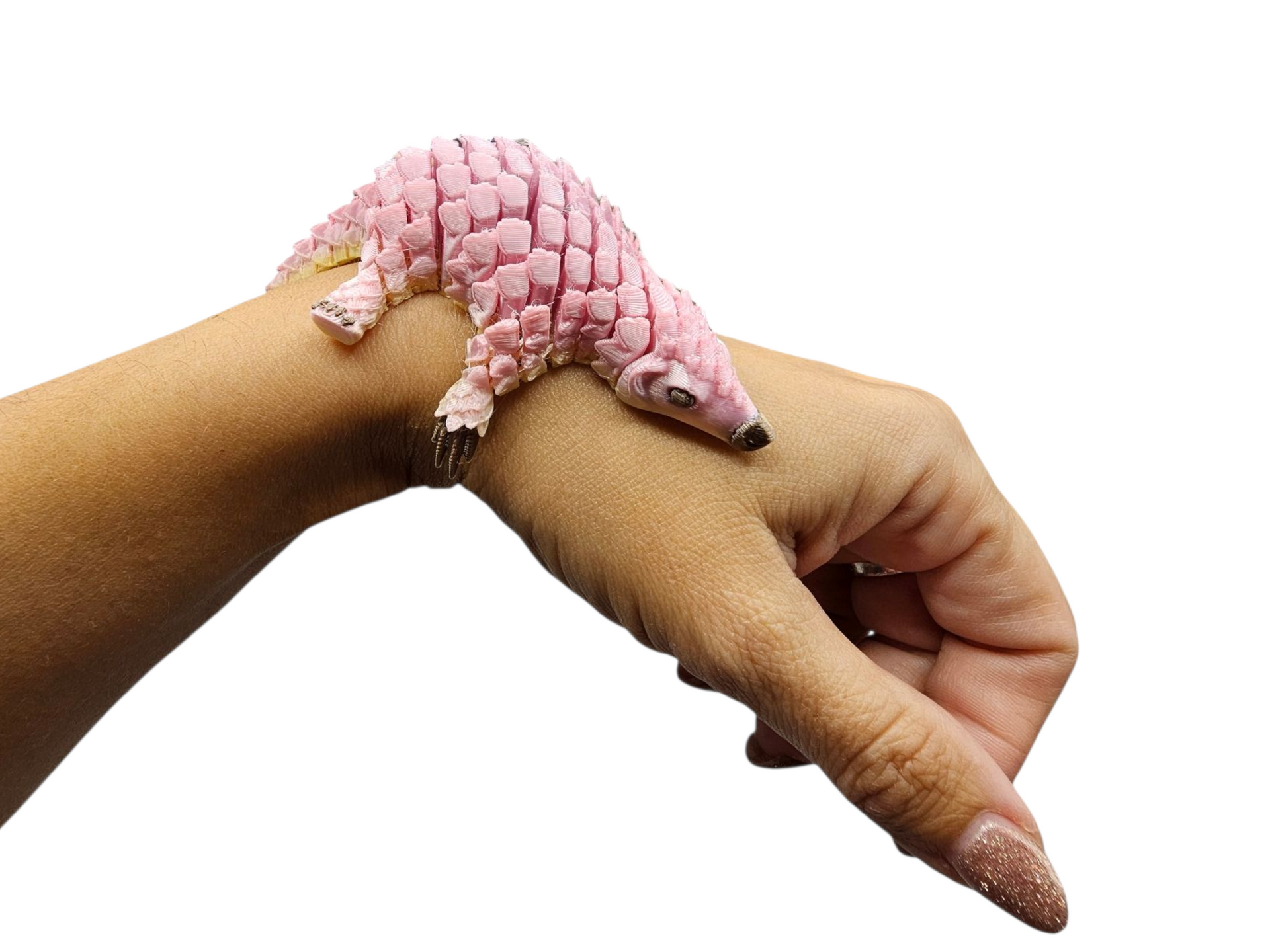 Roze armadillo fidget toy op een hand. flexibel
