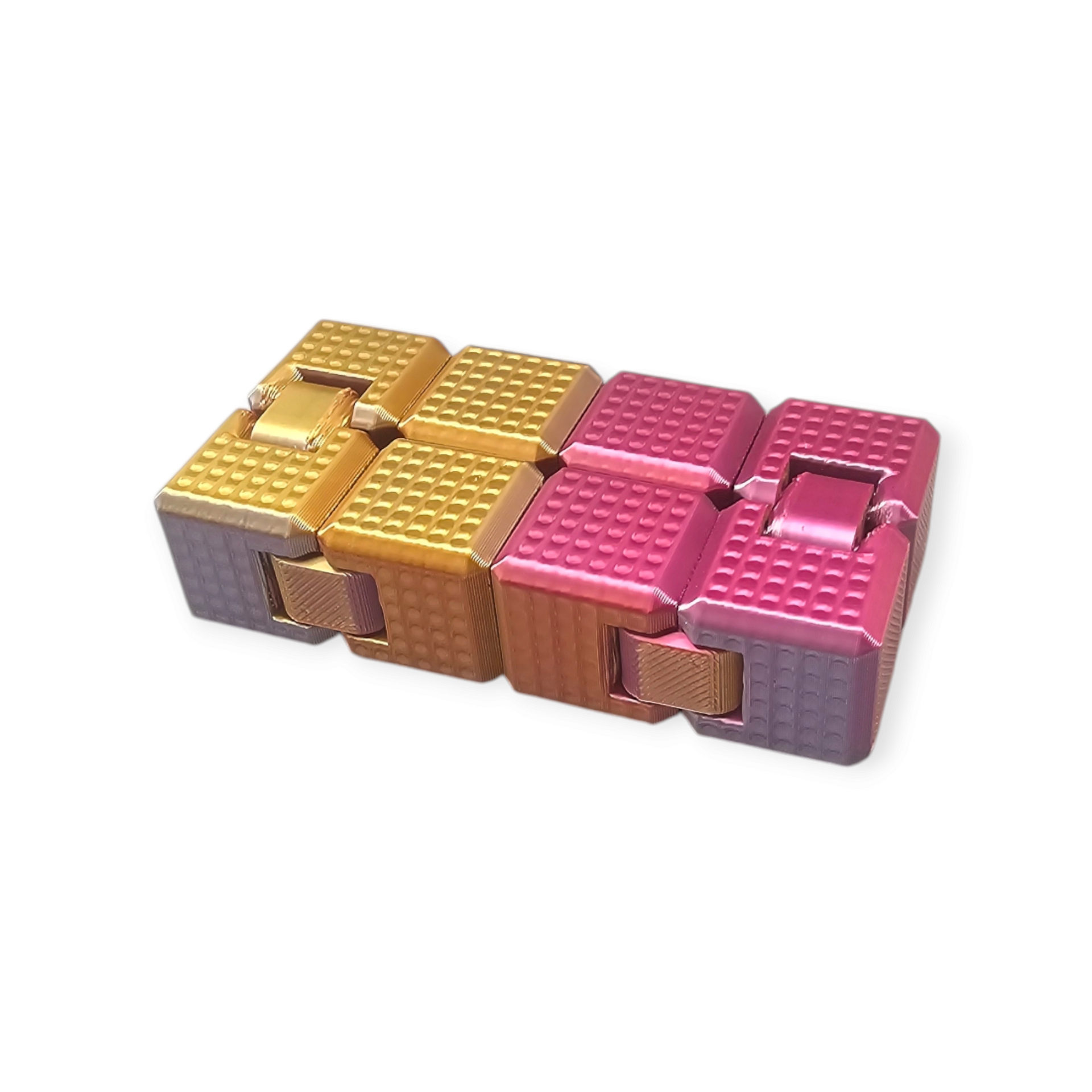 Een metalen oneindigheidskubus-fidgetspeeltje met een gestructureerd oppervlak, gekleurd in een wisselend kleurverloop van paars, goud en turquoise.