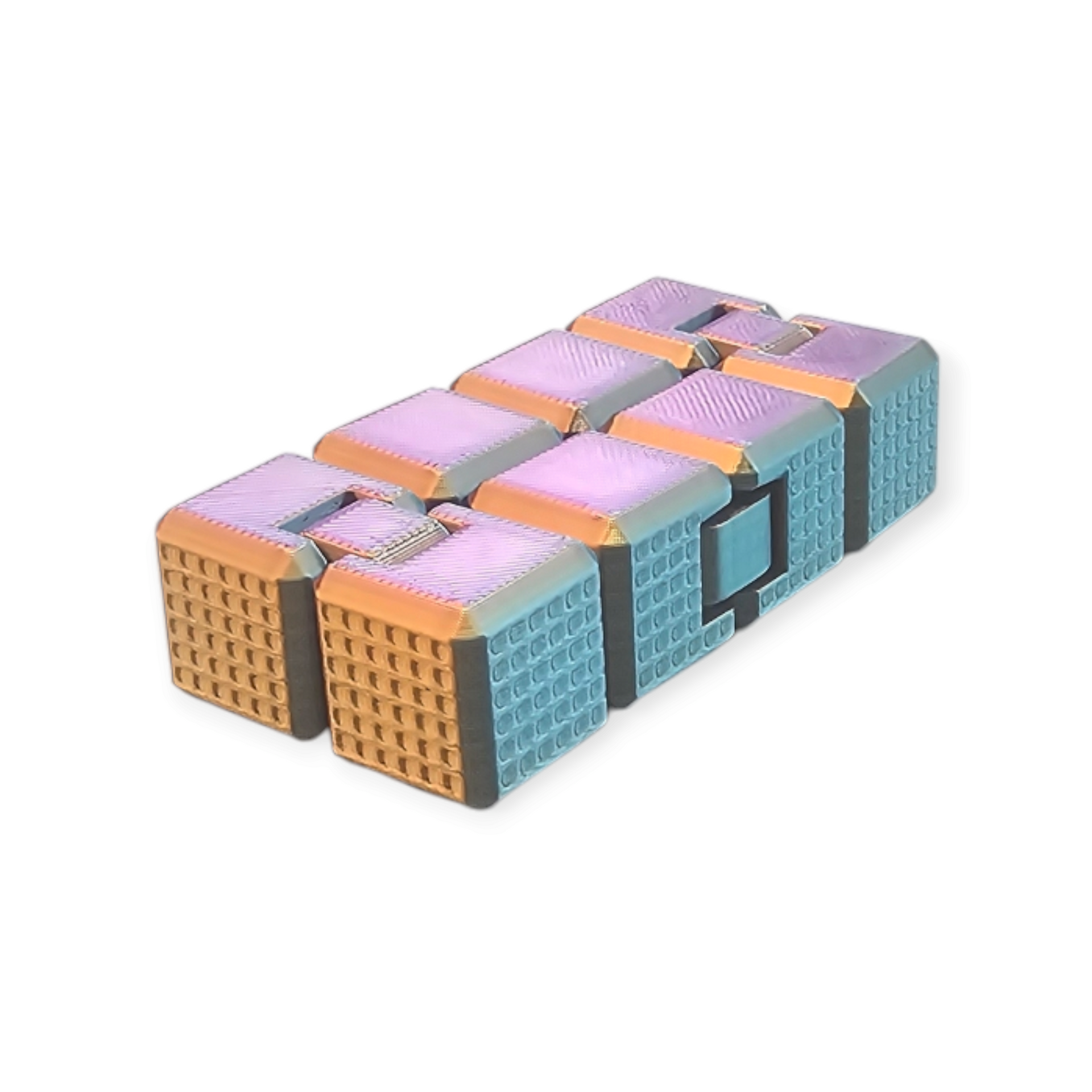 Een metalen oneindigheidskubus-fidgetspeeltje met een blauw, paars en goudkleurig kleurverloop op een witte achtergrond.