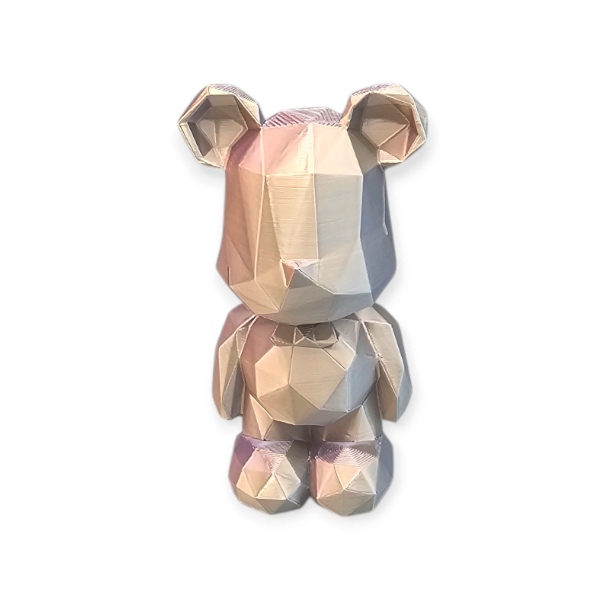 Een low-poly, geometrisch beeldje van een gestileerde beer met een metallic, iriserende blauw-gouden afwerking.