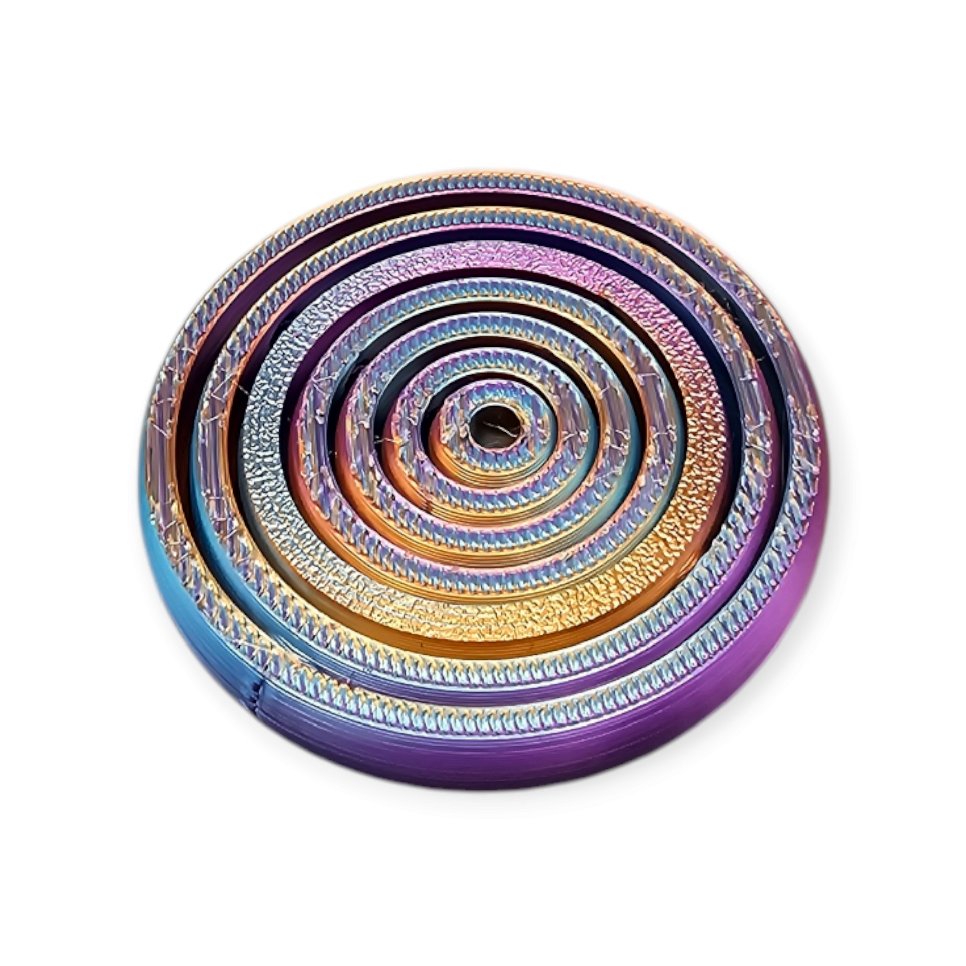 Een ronde, iriserende titanium fidget spinner met concentrische, gestructureerde metalen ringen.