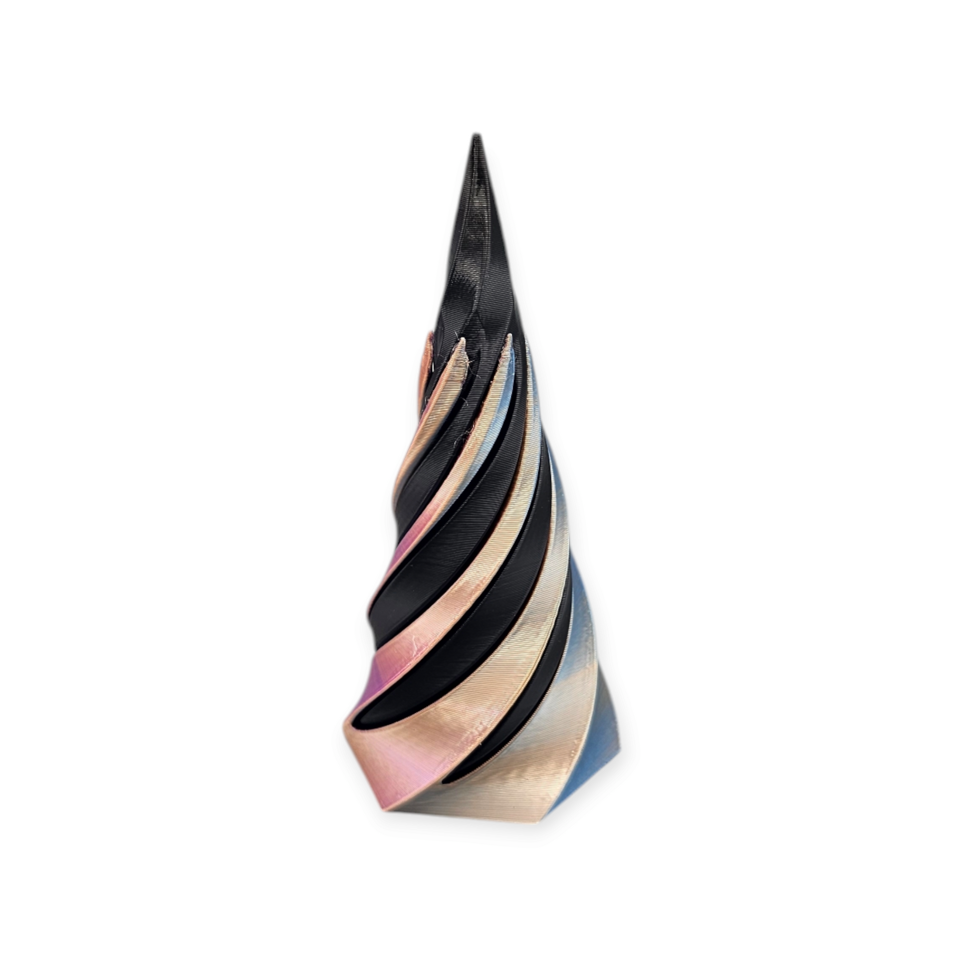 Een kegelvormige sculptuur met een kronkelende, zeshoekige basis, voorzien van afwisselend zwarte en metallic roze ribbels op een grijze achtergrond.