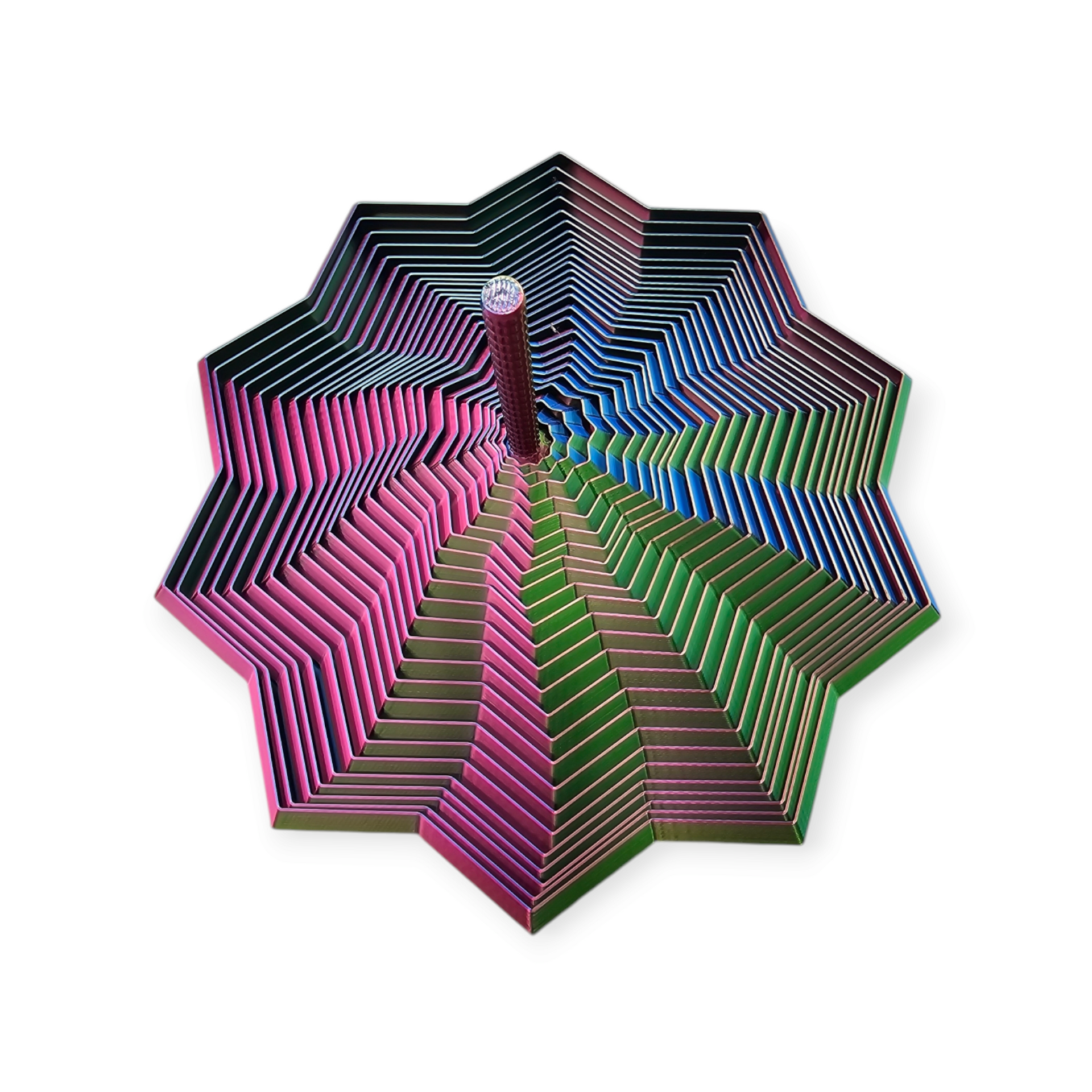 Een 3D-sculptuur in de vorm van een ster met gelaagde, spiraalvormige ribben in verlopende tinten roze, groen en blauw op een witte achtergrond.