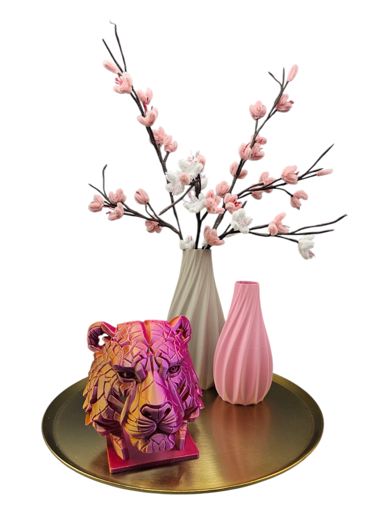 Een grijze, 3D-geprinte vaas met een afgerond, bolvormig lichaam en een verticaal, spiraalvormig ribbelpatroon.